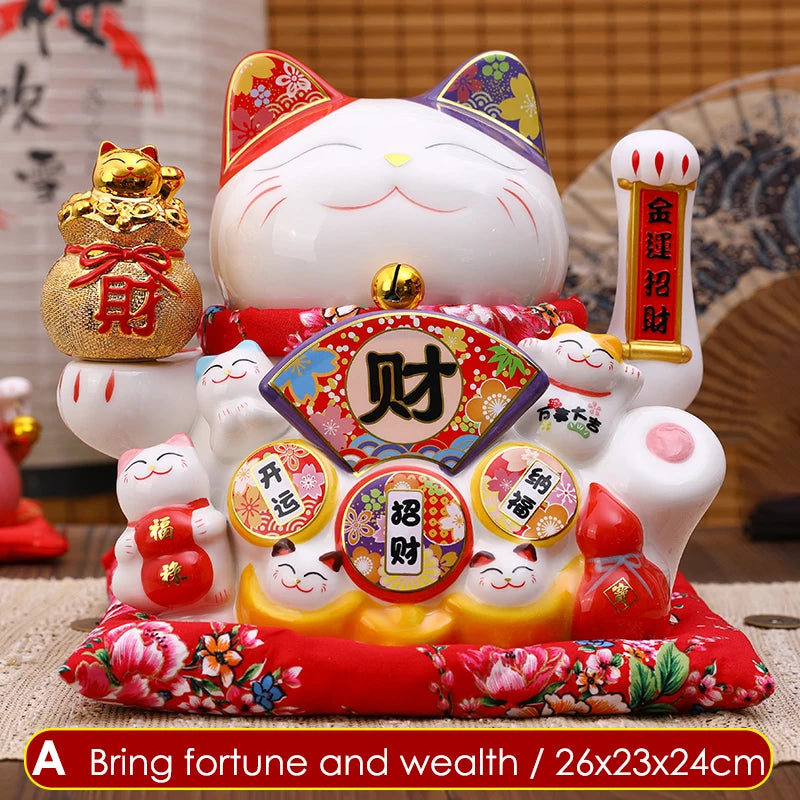 Maneki Neko blanc électrique avec bras oscillant, sac de fortune doré et tirelire en céramique.