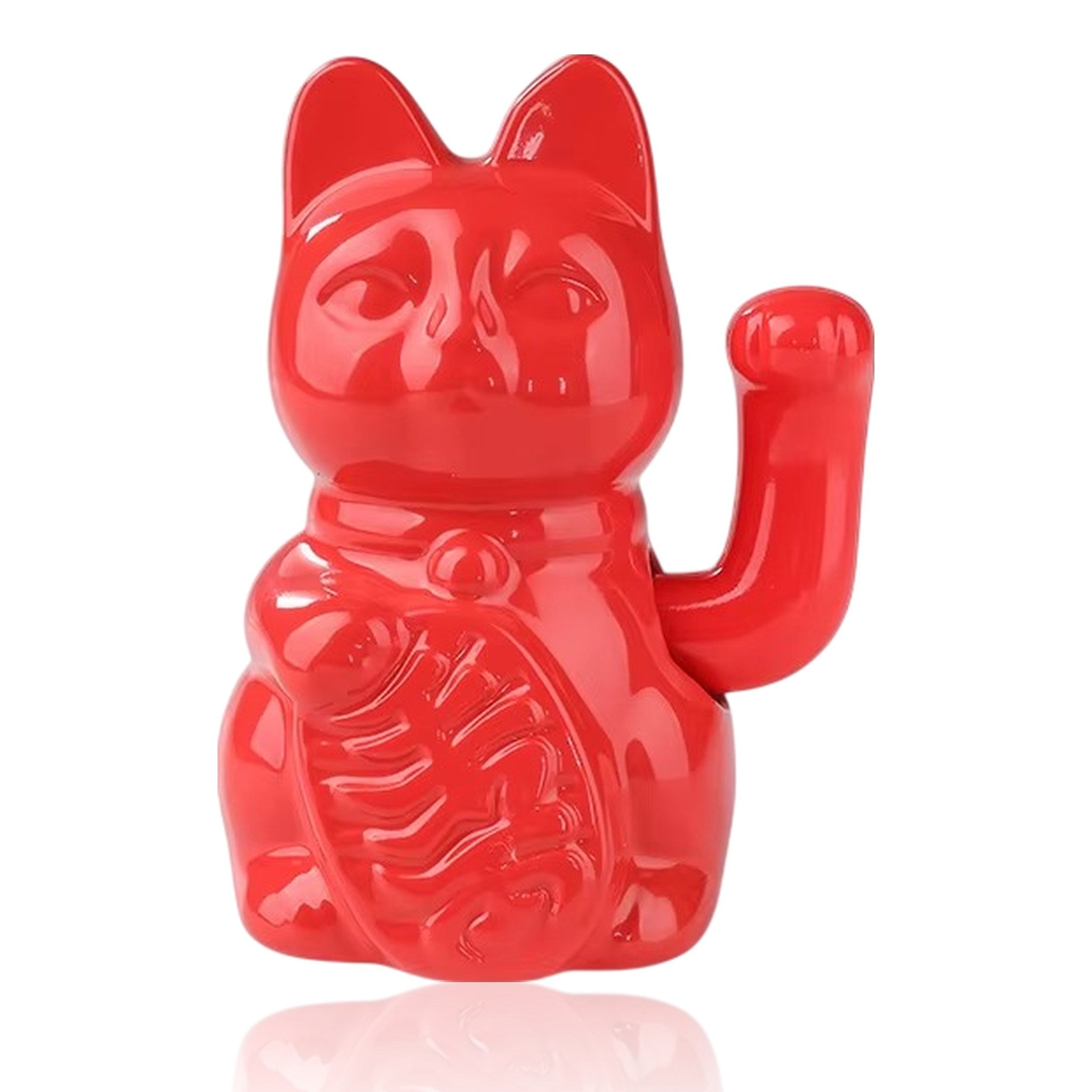 Maneki Neko électrique rouge moderne 15cm sur fond blanc avec reflet miroir
