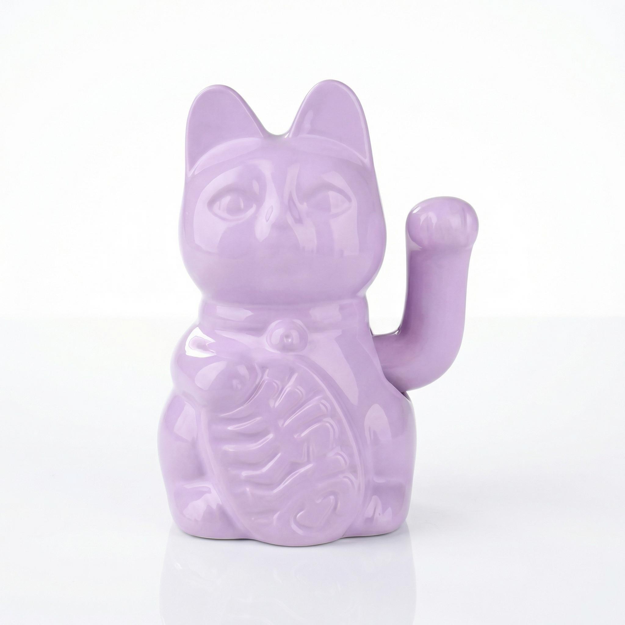 Maneki Neko électrique violet moderne patte levée fond blanc avec reflet