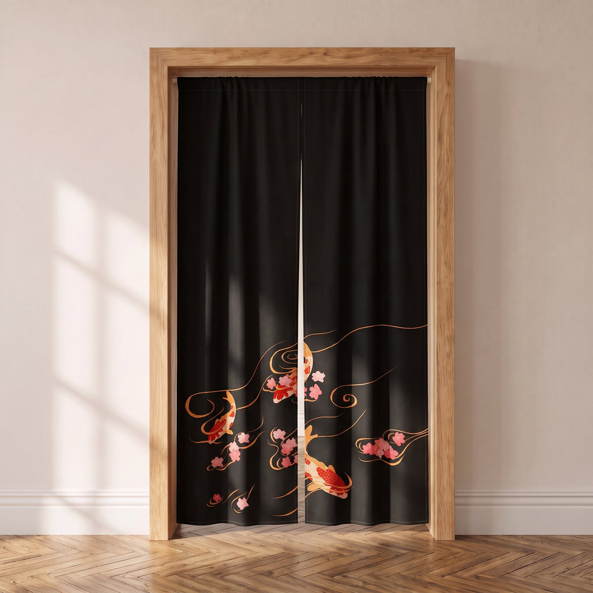 Noren japonais noir à carpes koï dorées et fleurs de cerisier dans une porte intérieure