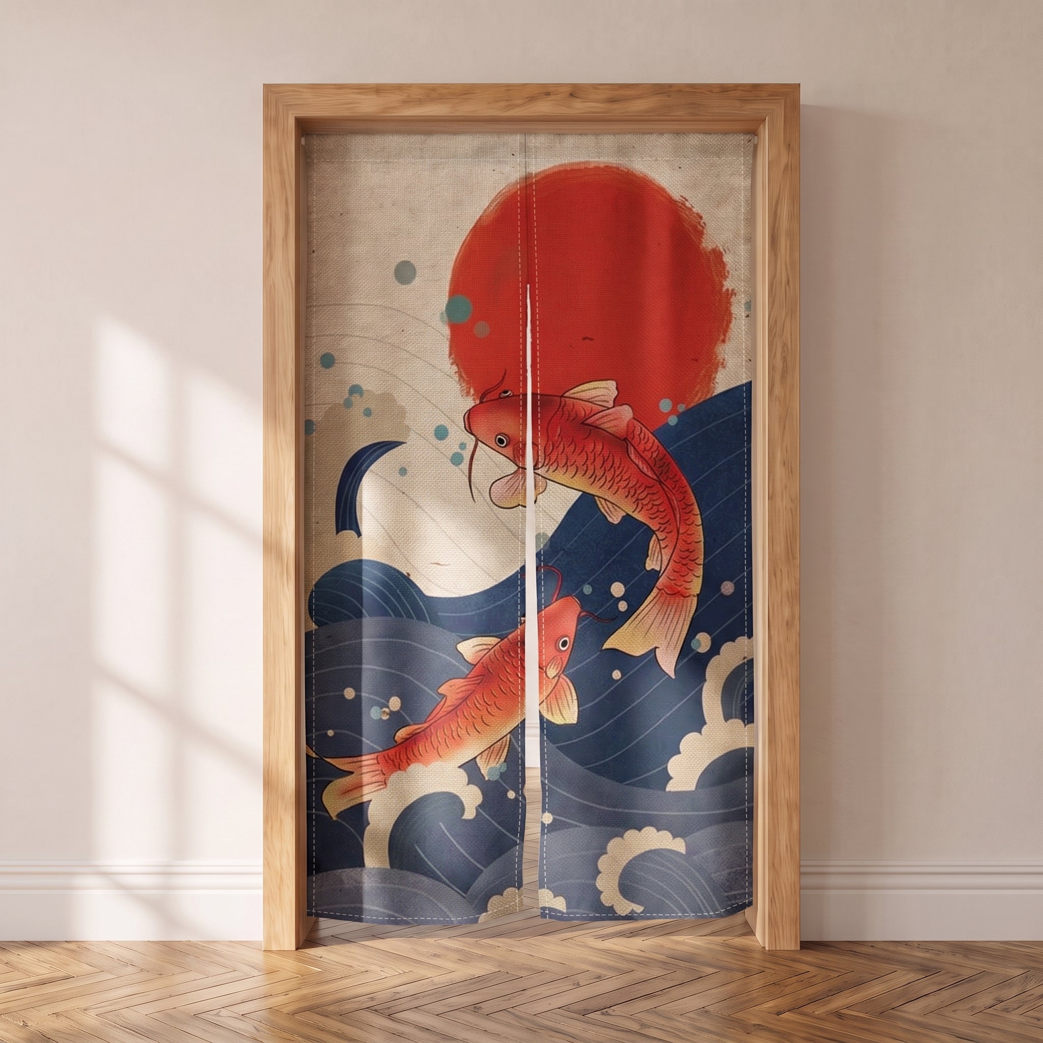 Noren japonais à carpes koï rouges devant un soleil levant dans une porte intérieure