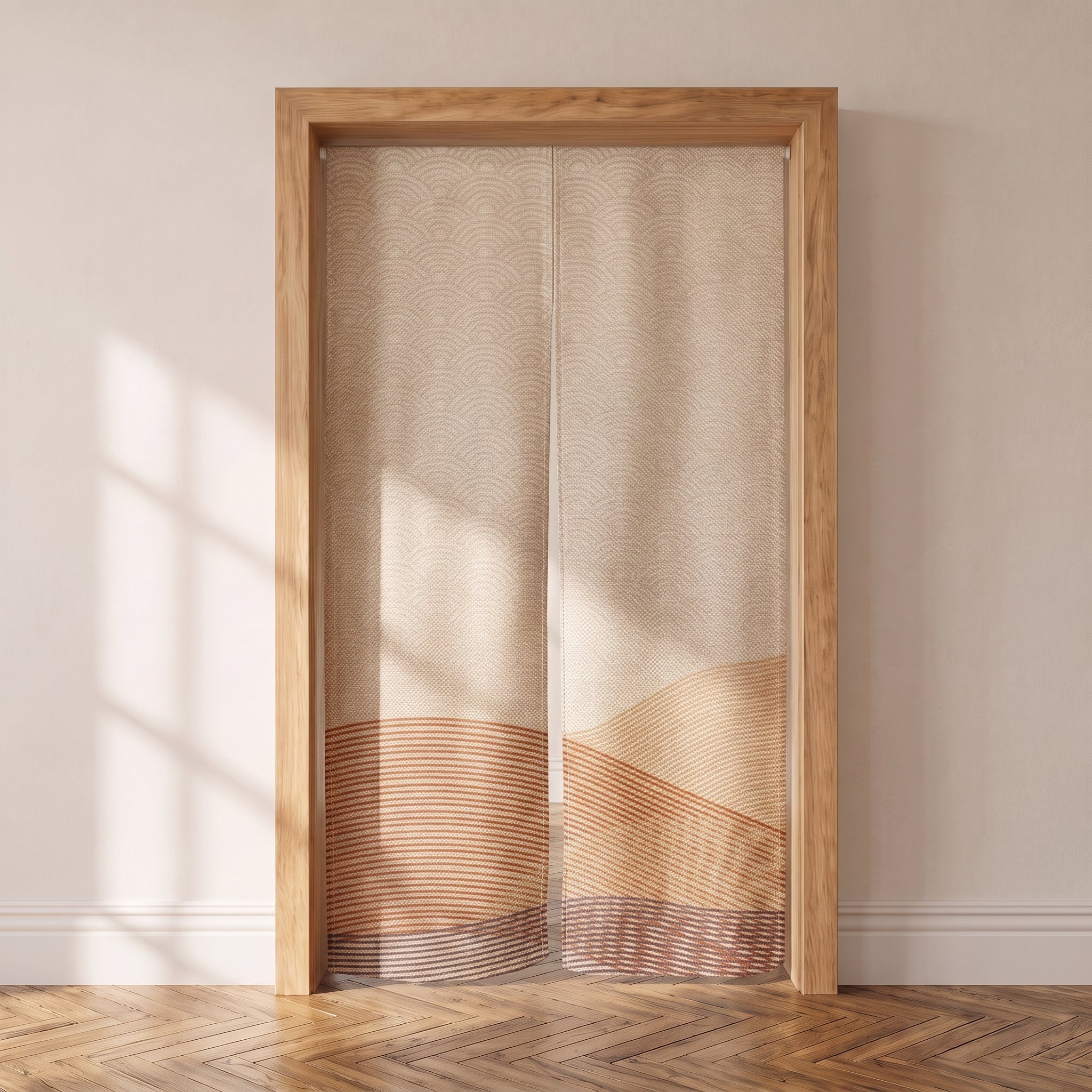 Noren japonais à collines terracotta superposées sur toile claire, porte intérieure