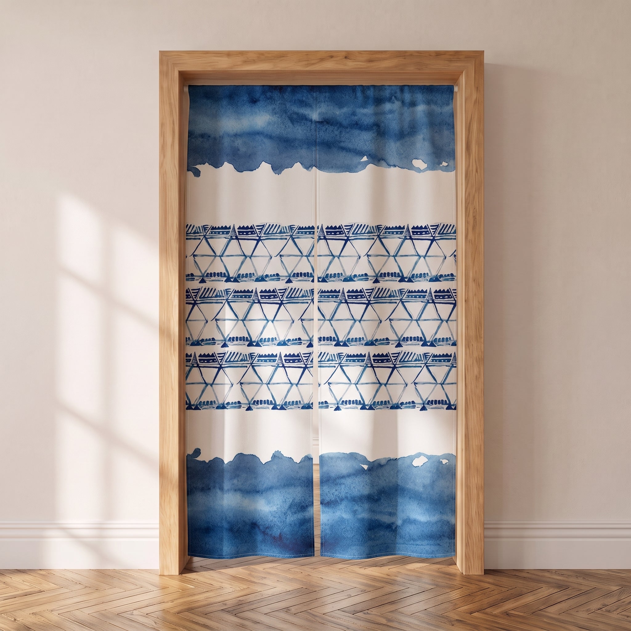 Noren japonais à lavis bleus et frise de triangles dans une porte intérieure en chêne