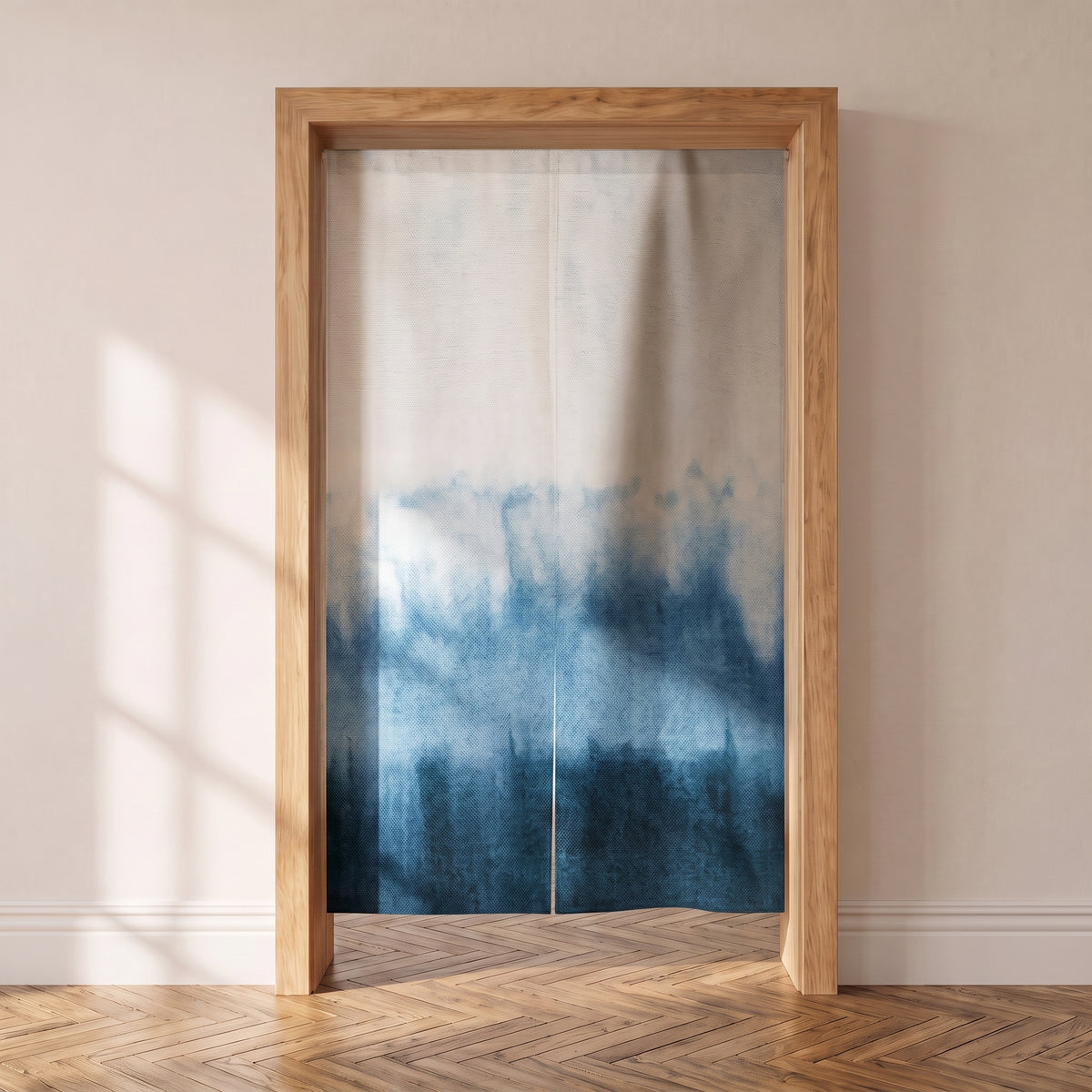 Noren japonais indigo en dégradé du blanc au bleu profond, porte intérieure en chêne