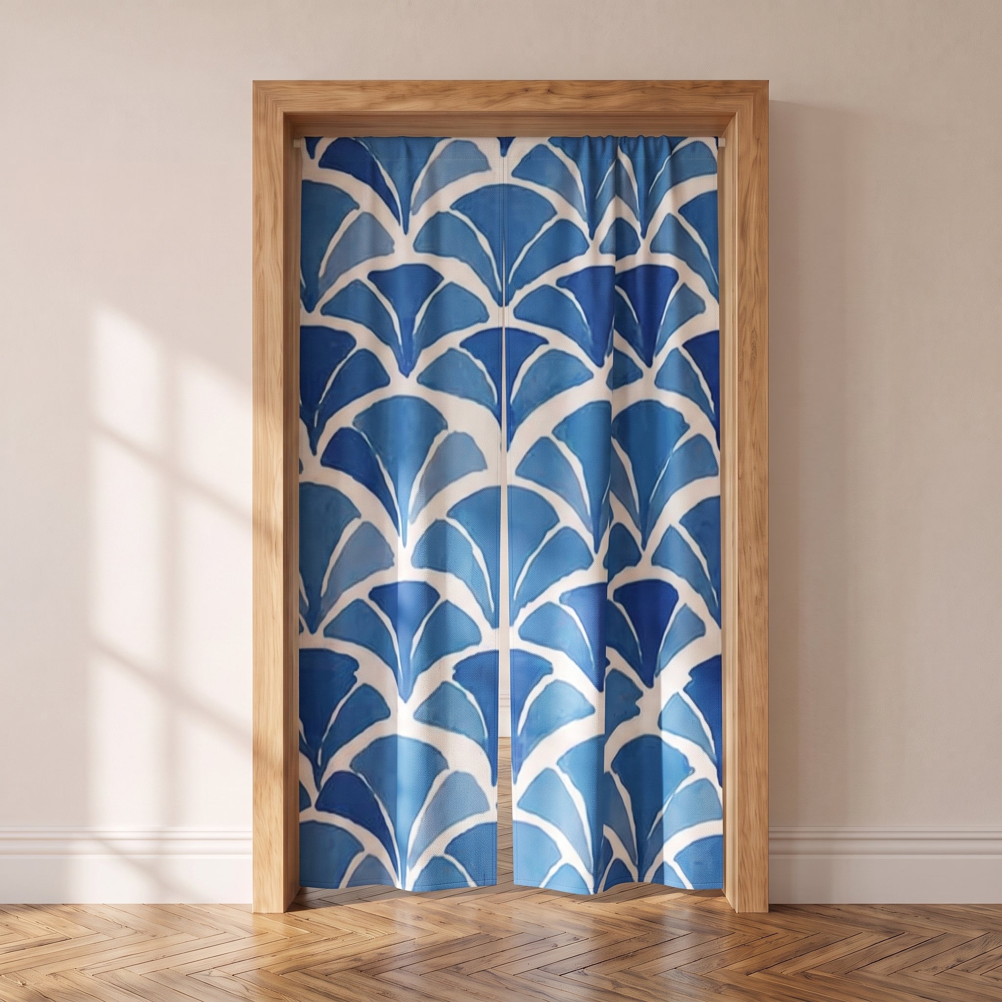 Noren japonais à écailles de ginkgo bleu vif sur blanc dans une porte intérieure