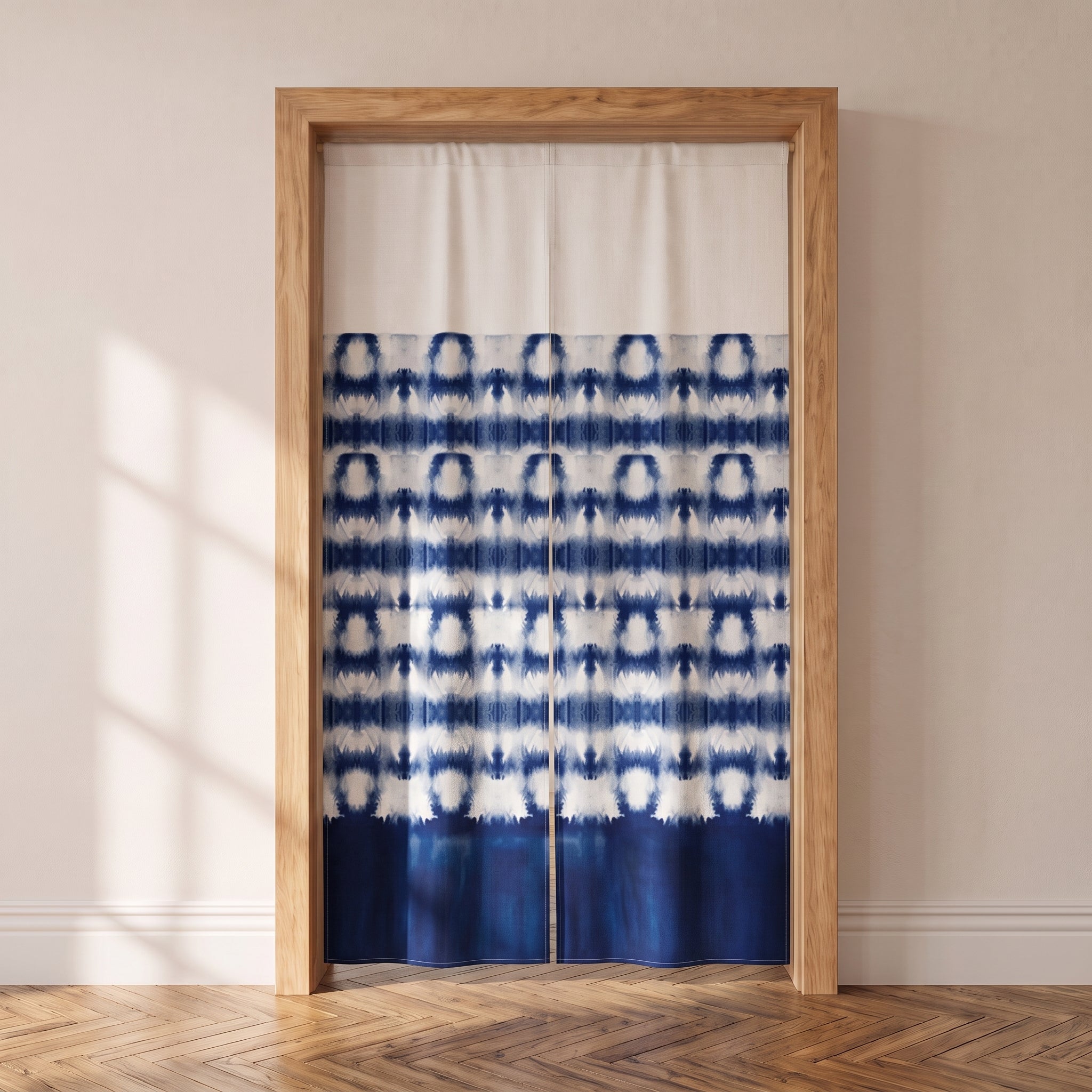 Noren japonais indigo à bandes réservées bleu et blanc dans une porte intérieure