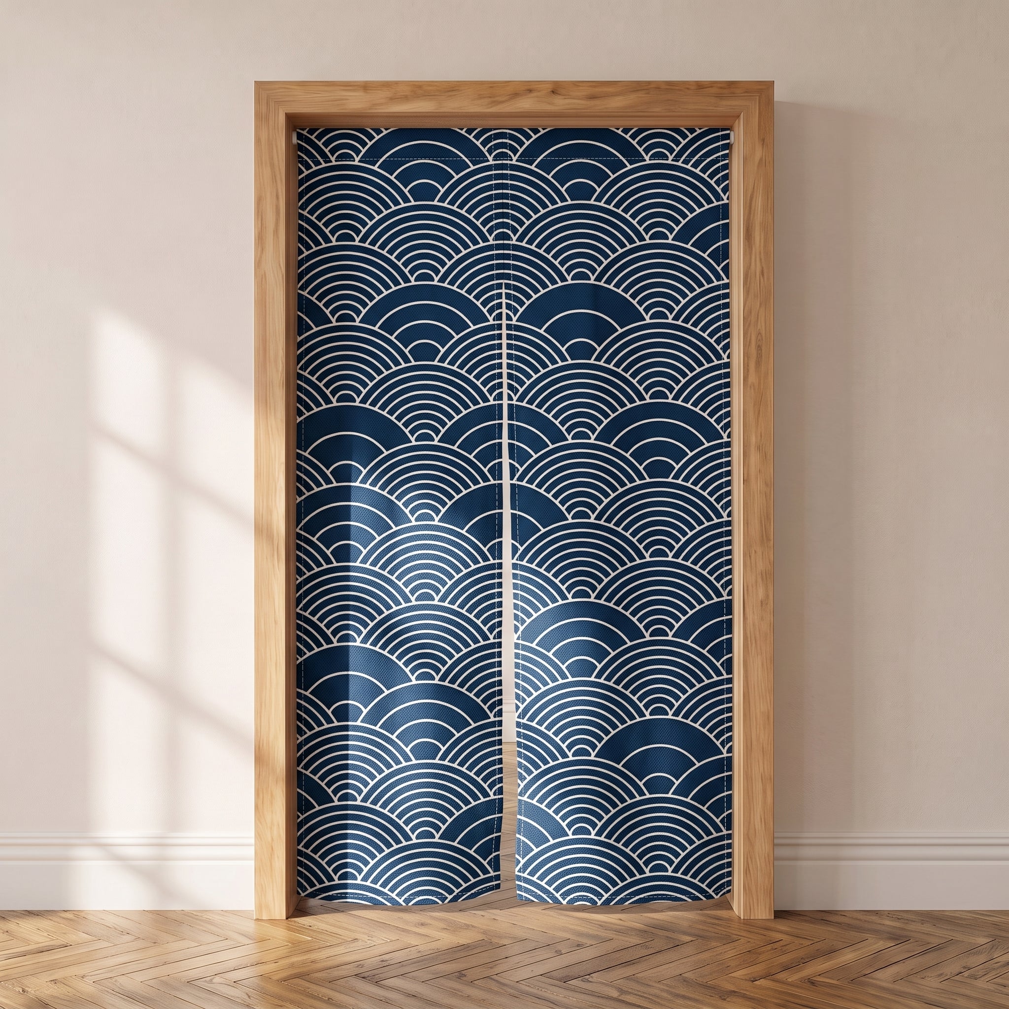 Noren japonais seigaiha bleu marine suspendu dans une porte, parquet chene
