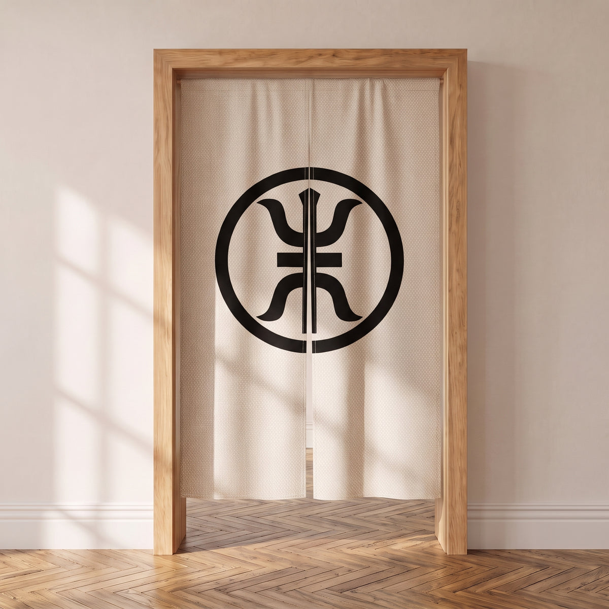 Noren japonais écru à blason kamon noir cerclé, suspendu dans une porte intérieure