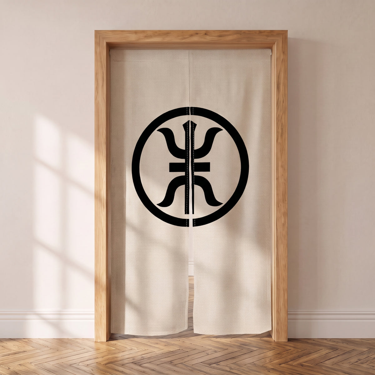 Noren japonais écru à blason kamon noir suspendu dans une porte intérieure en chêne