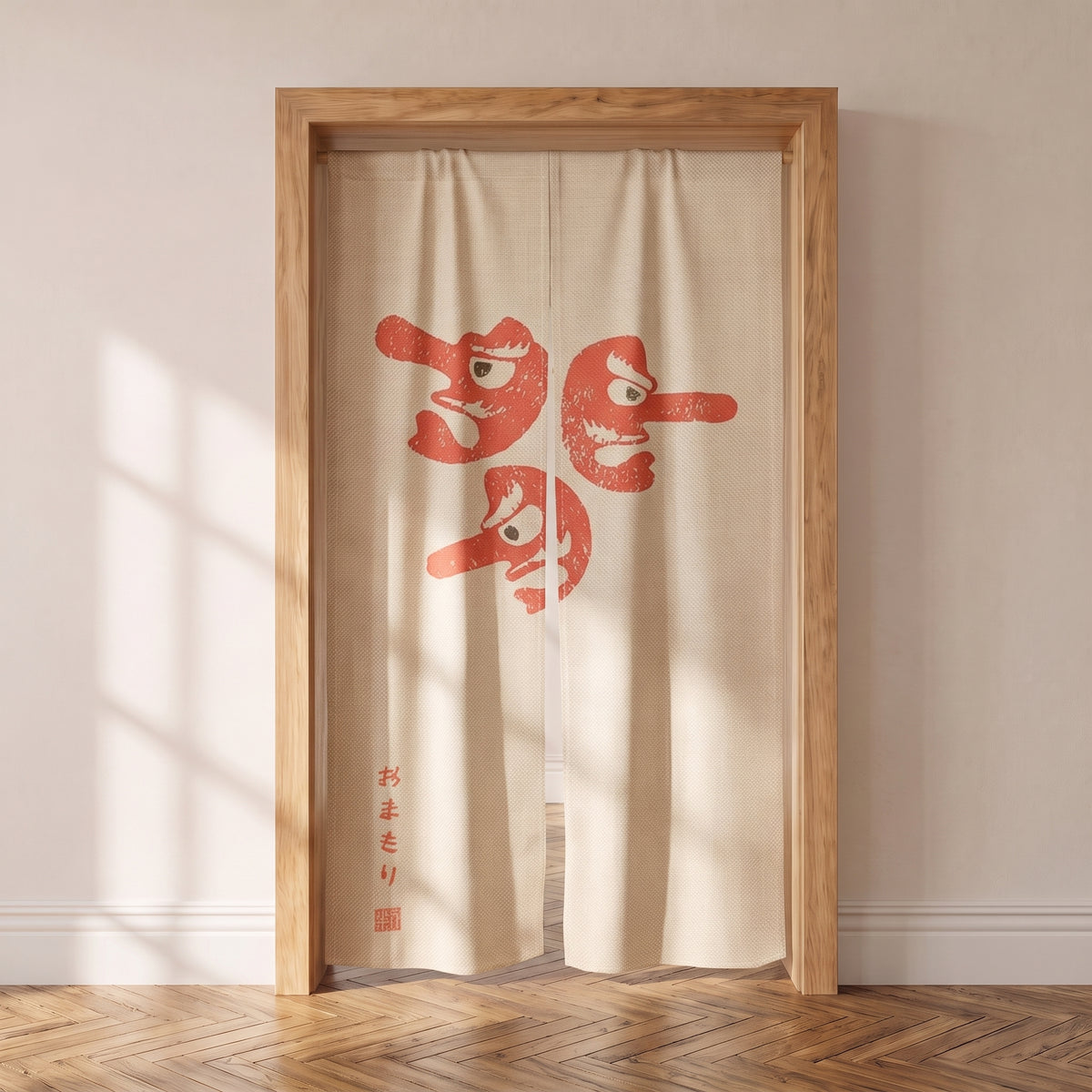 Noren japonais écru aux masques de tengu rouges dans une porte intérieure en chêne