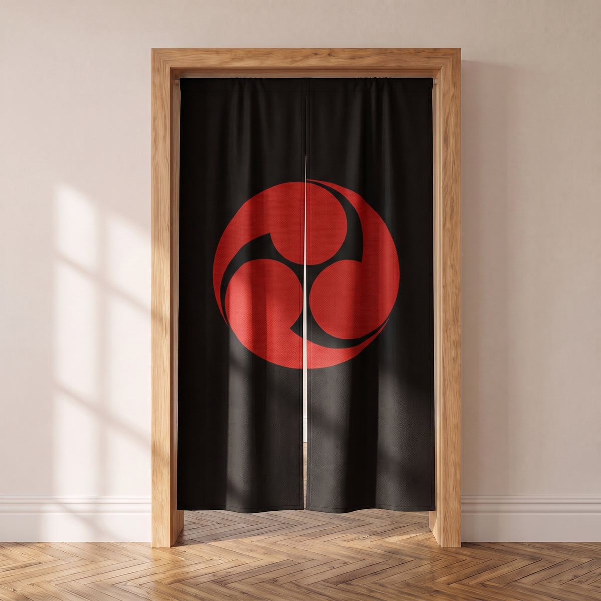 Noren japonais noir au tomoe rouge à trois virgules dans une porte intérieure