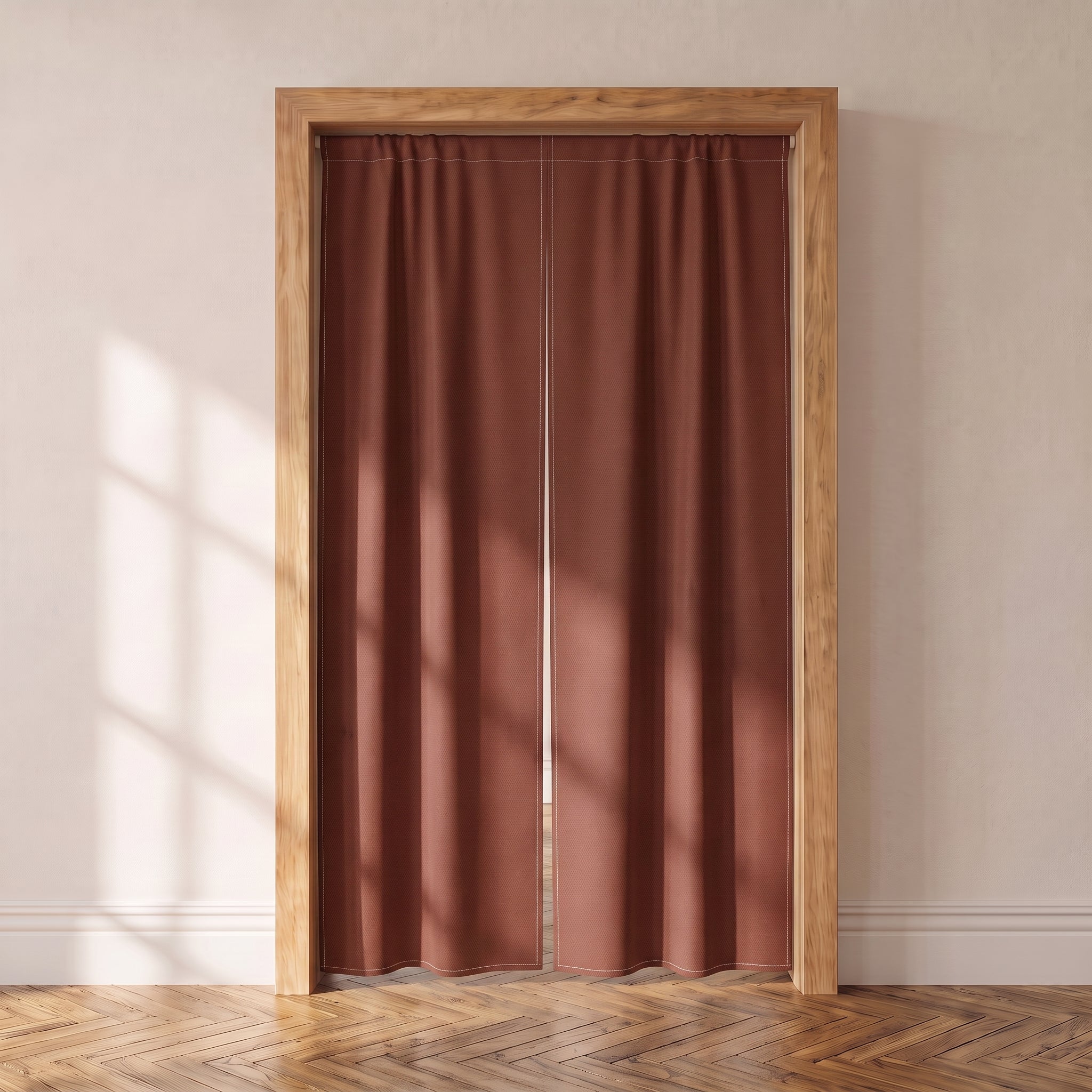 Noren japonais uni terracotta, teinte pleine, suspendu dans une porte intérieure
