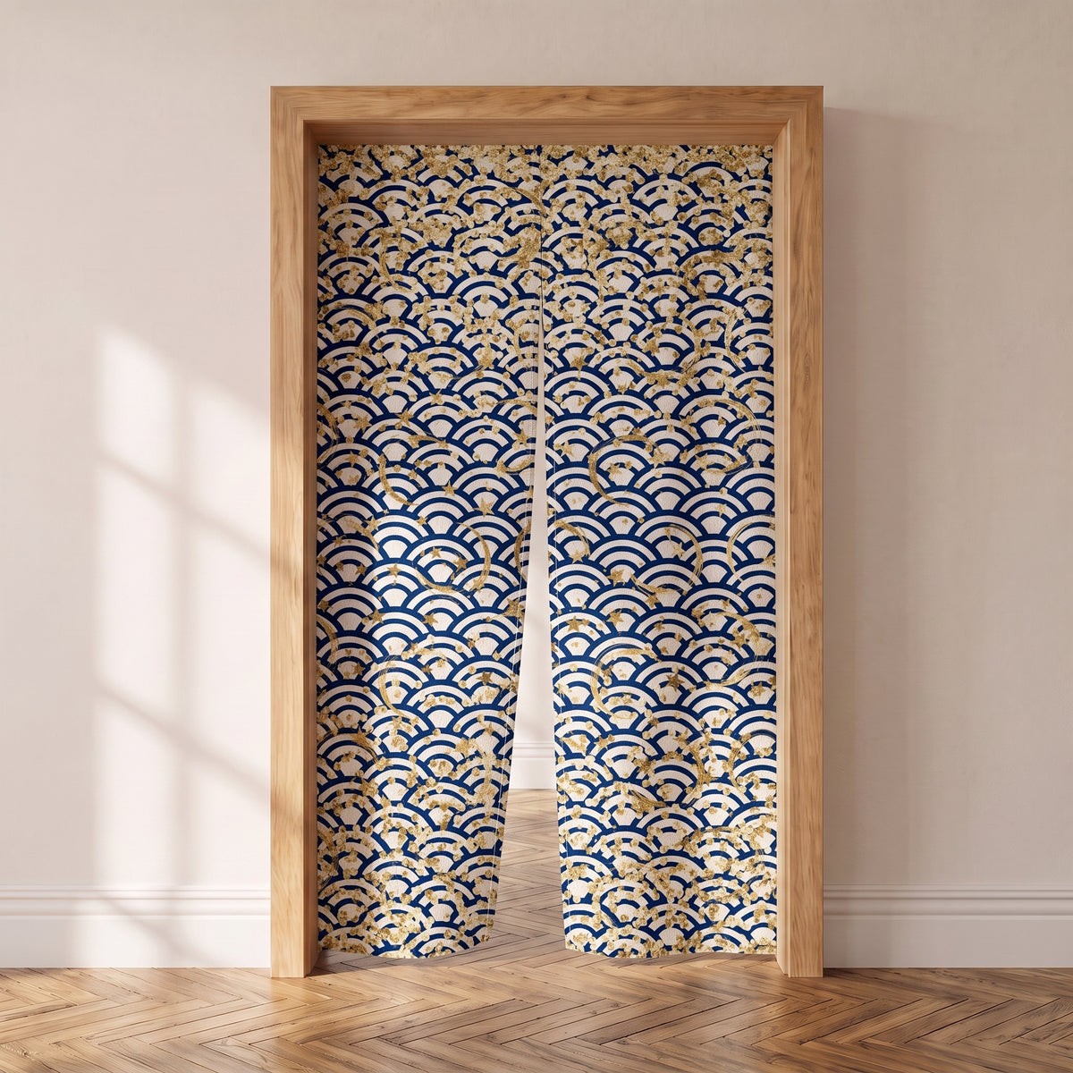 Noren japonais à vagues seigaiha bleu et or dans l'encadrement d'une porte intérieure en bois clair