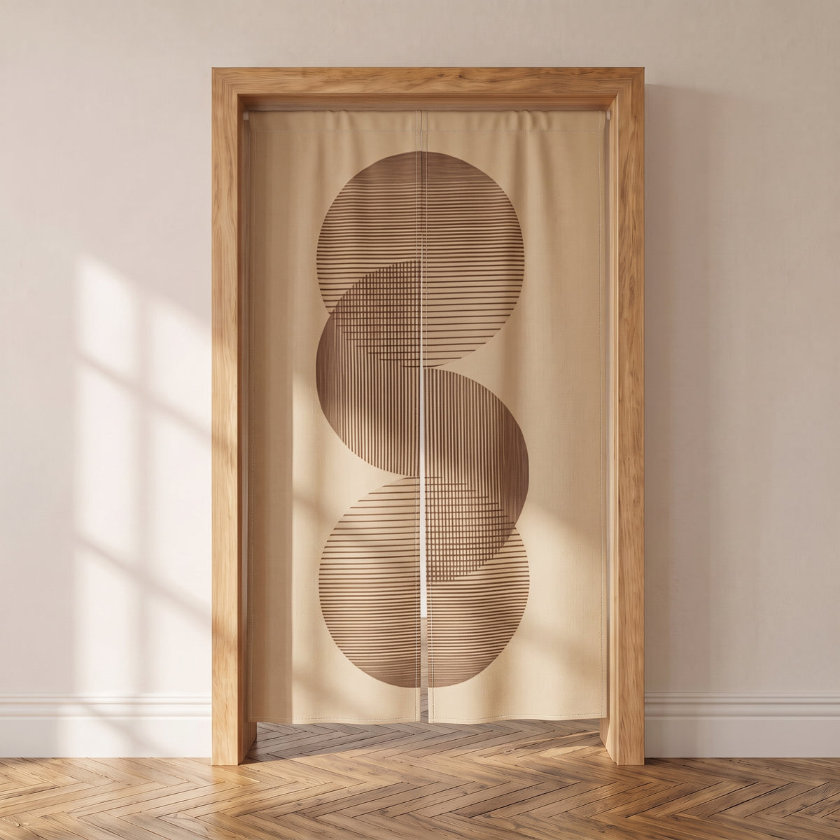 Noren japonais wabi sabi a cercles suspendu dans une porte, parquet chene