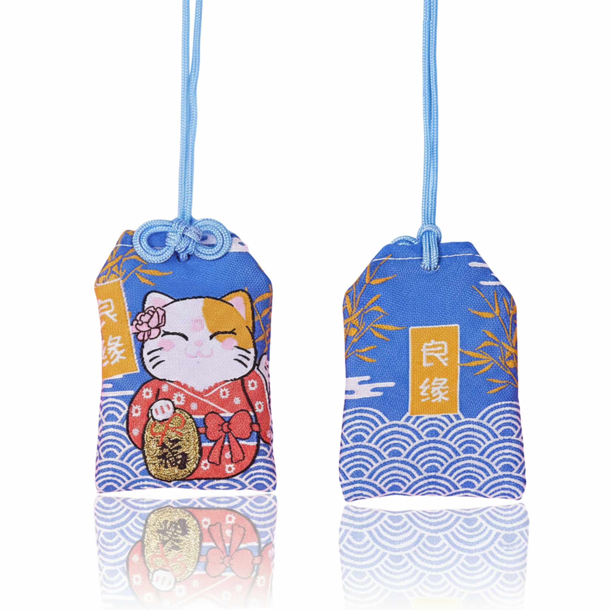 Omamori kawaii bleu brodé Maneki Neko calligraphie dorée 良縁 Ryōen amour et mariage