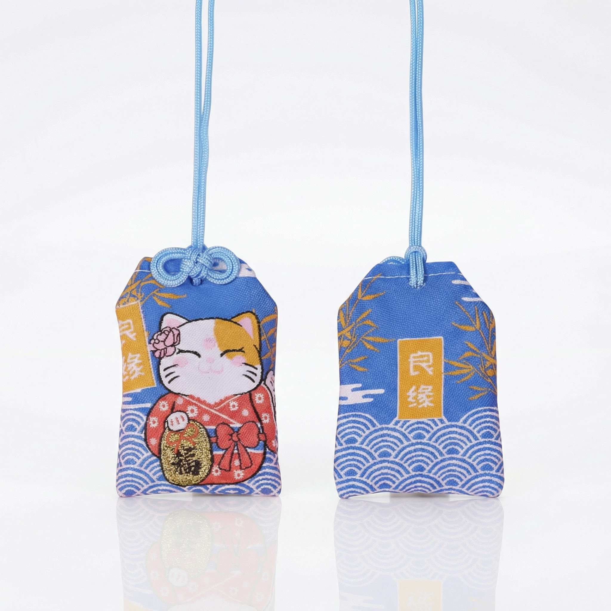 Omamori kawaii bleu brodé Maneki Neko calligraphie dorée 良縁 Ryōen amour et mariage