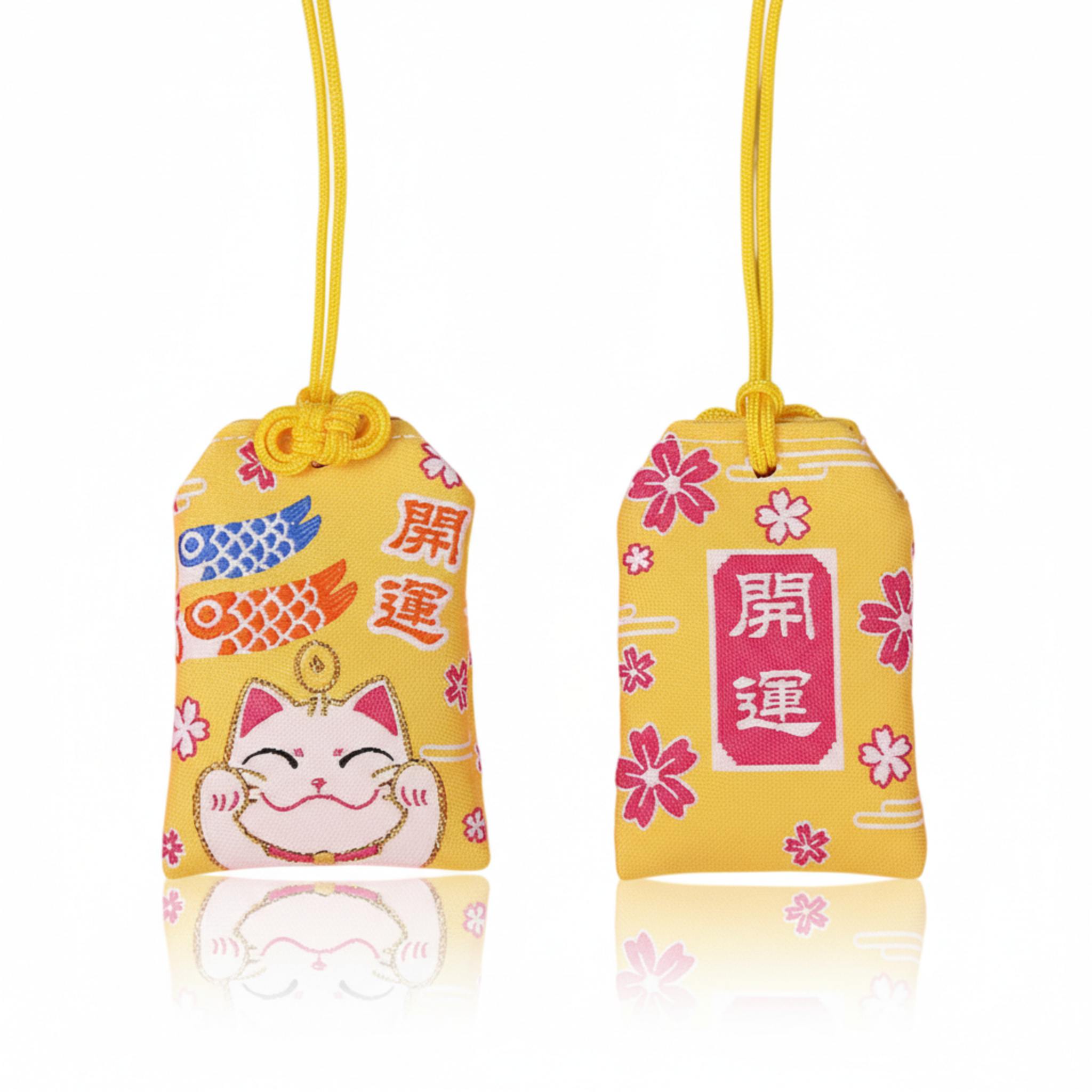 Omamori jaune brodé avec kanji Kaiun, Maneki Neko et koinobori carpes volantes