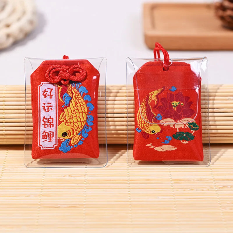 Omamori rouge japonais brodé avec carpe Koi dorée et lotus pour la chance et le succès.