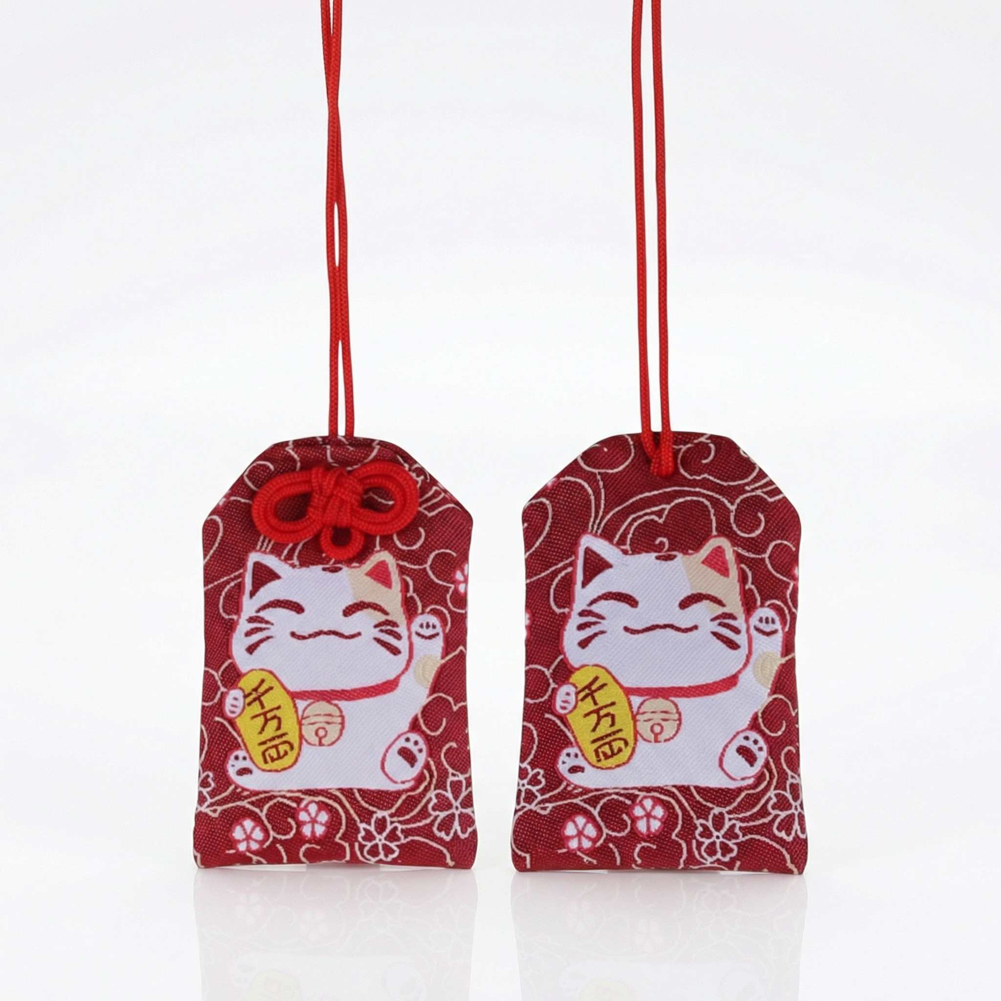 Omamori kawaii rouge brodé Maneki Neko calligraphie dorée 千万両 fortune et prospérité