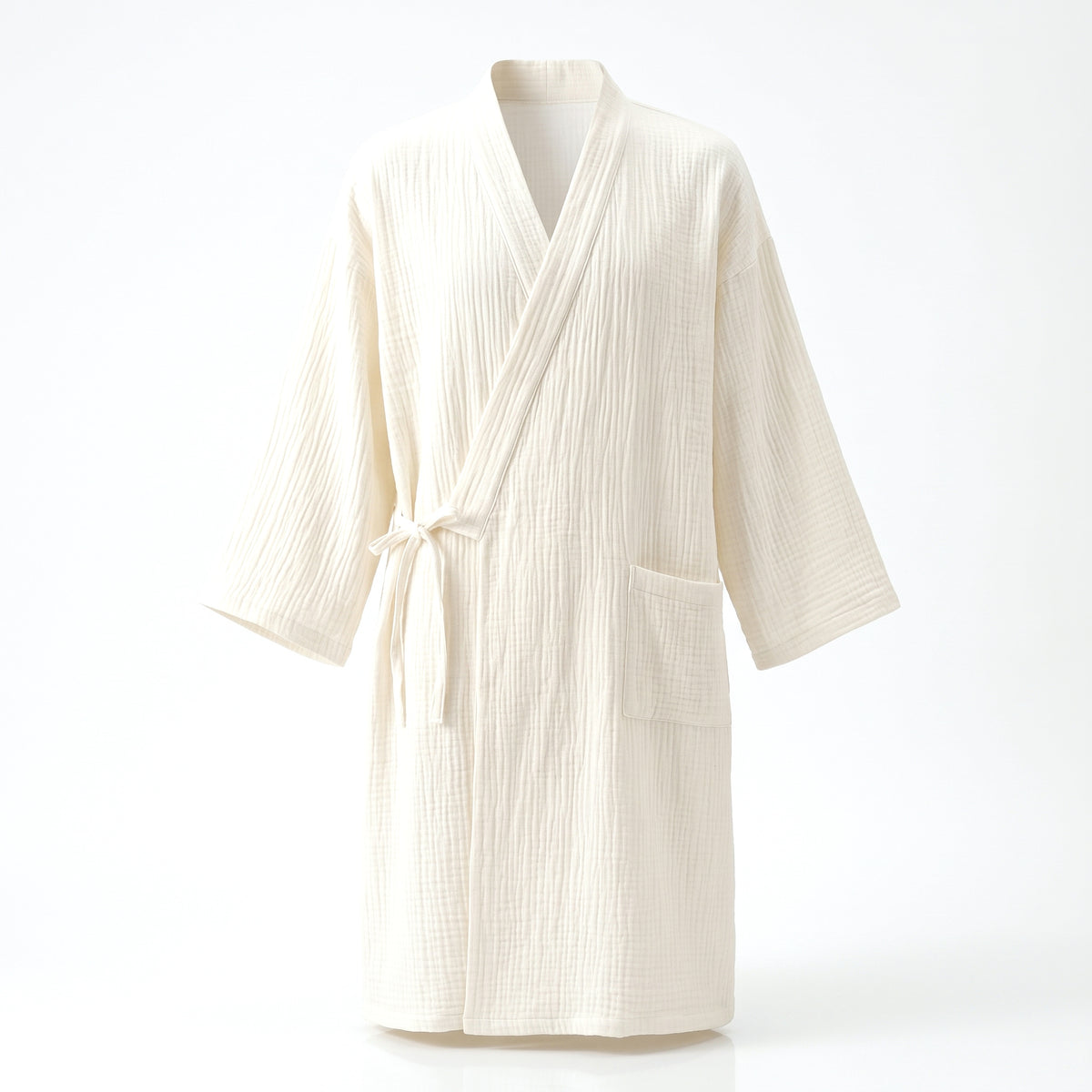 Peignoir japonais blanc uni en coton, fermé par un lien, présenté de face sur fond clair