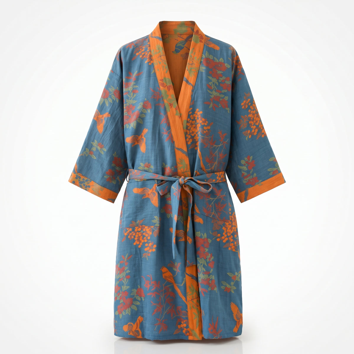 Peignoir japonais bleu à branches fleuries et oiseaux orangés, bordures orange et ceinture, présenté de face sur fond clair