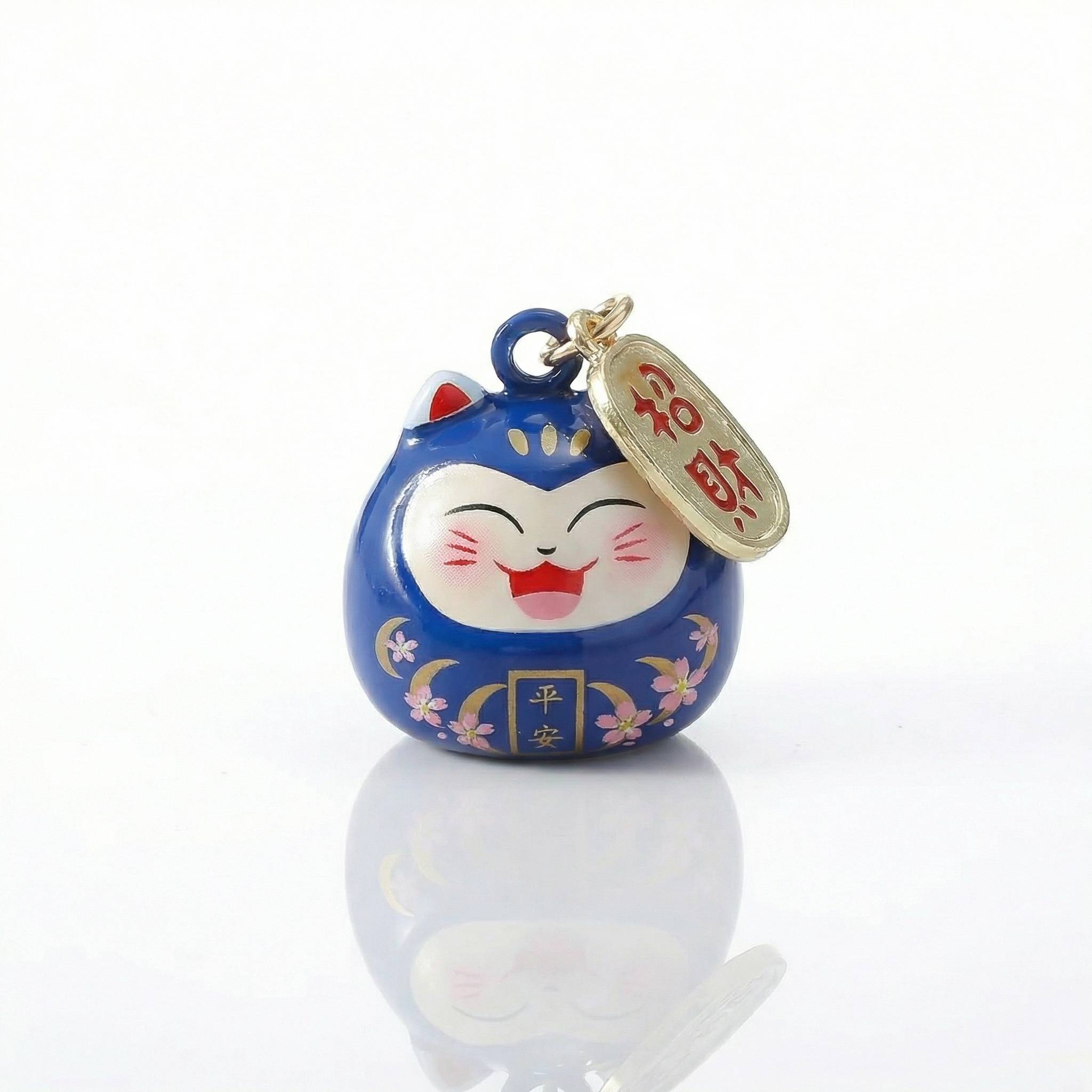 Pendentif Maneki Neko kawaii bleu avec clochette et kanji 平安 paix