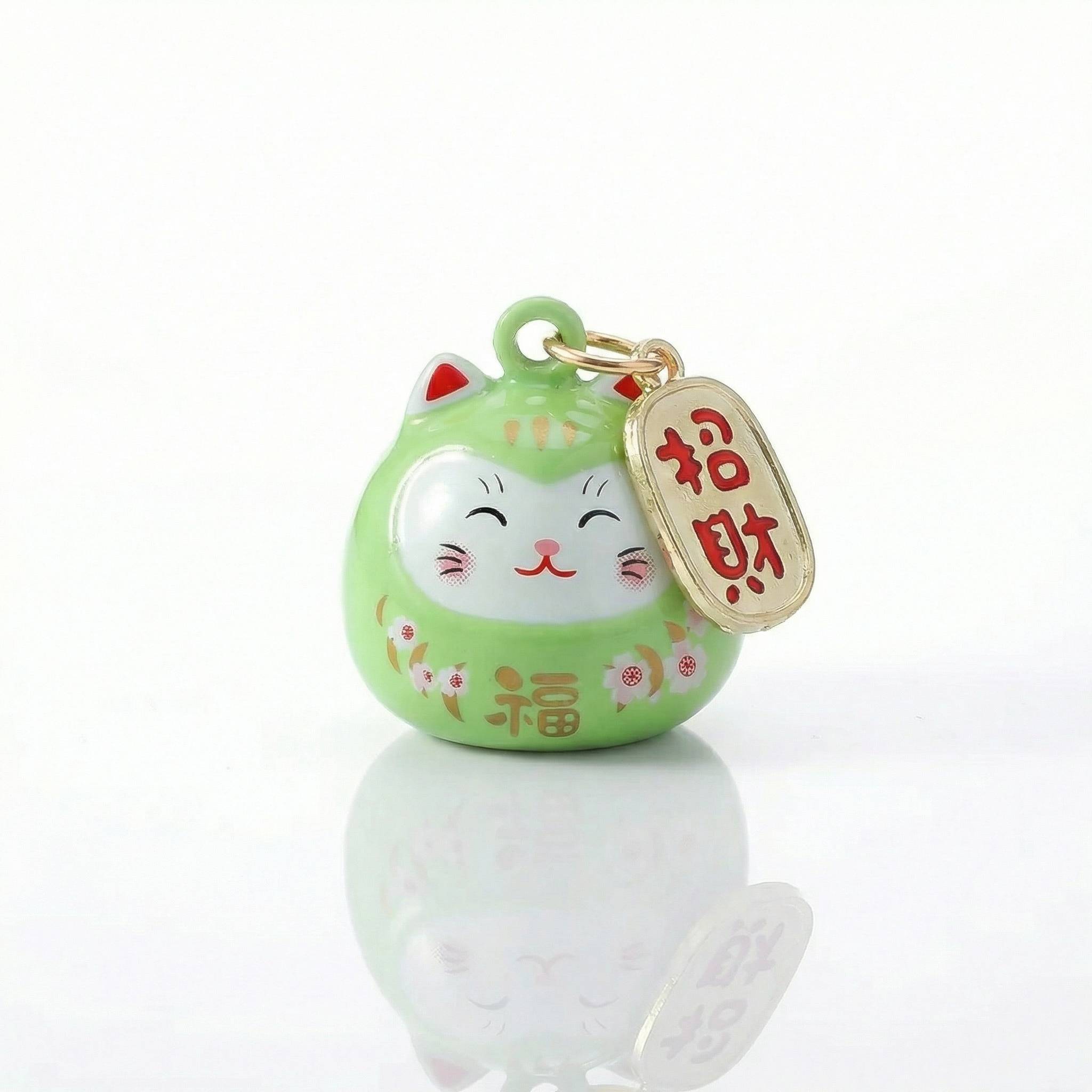 Pendentif Maneki Neko kawaii vert clair avec clochette et kanji 福 bonheur