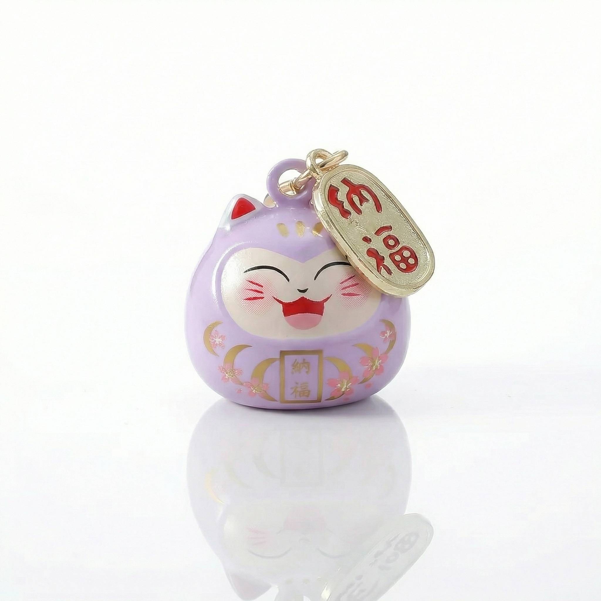 Pendentif Maneki Neko kawaii violet avec clochette et kanji 纳福 bonheur
