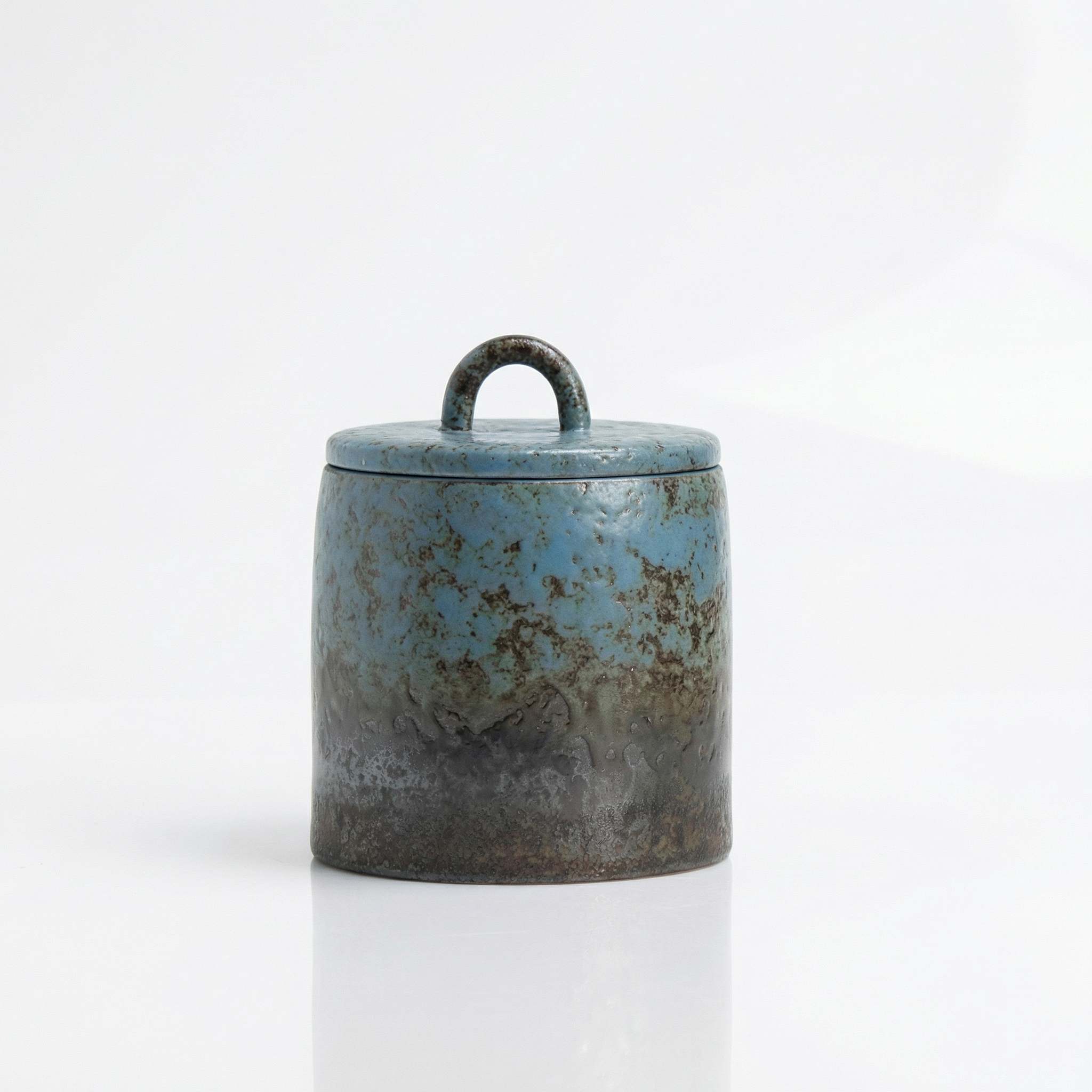 Petite boite a the japonaise compacte en gres coloris bleu patine avec couvercle a anse