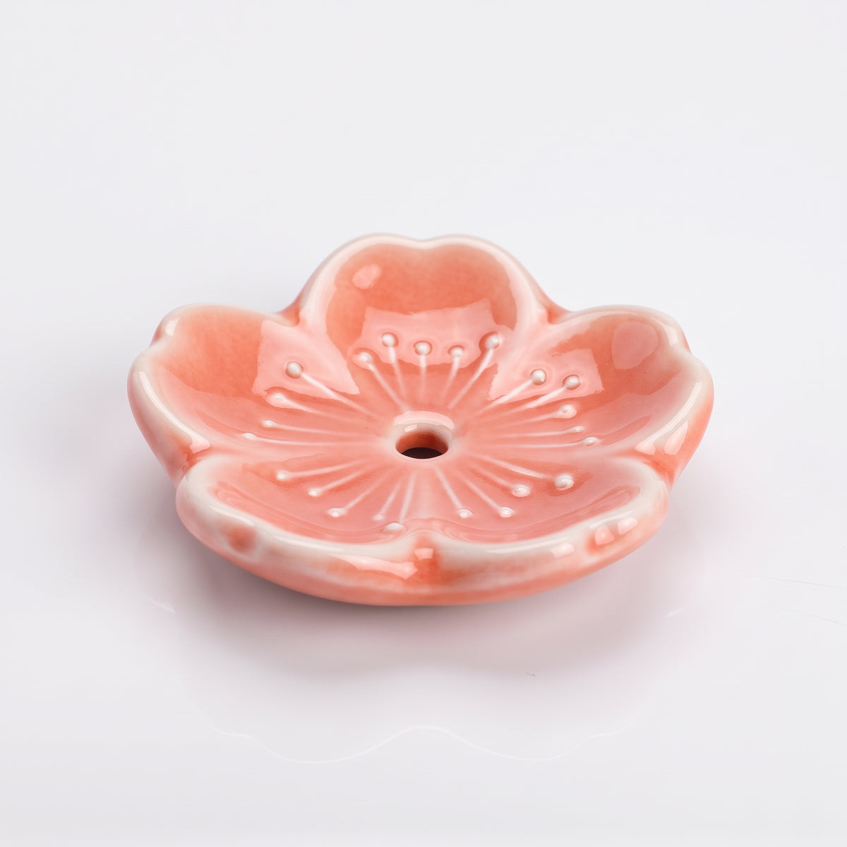 Porte-encens japonais sakura rose orangé en céramique émaillée, fleur de cerisier vue de trois quarts