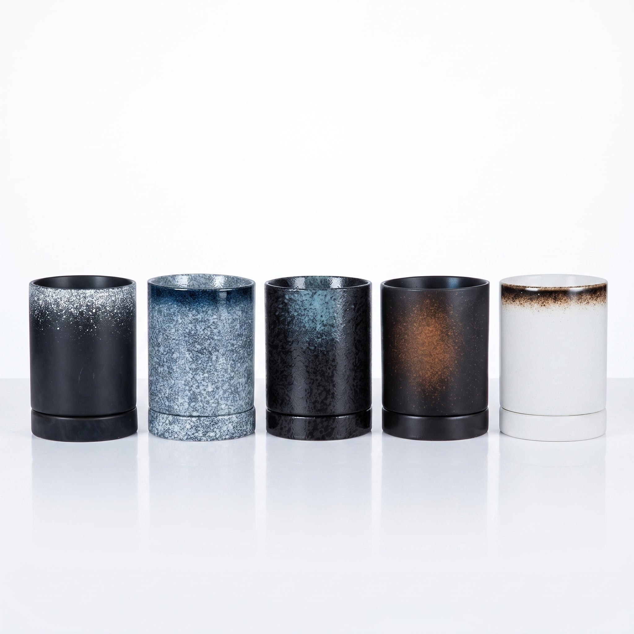 Cinq pots à ustensiles japonais en céramique, finitions noir, bleu gris et blanc