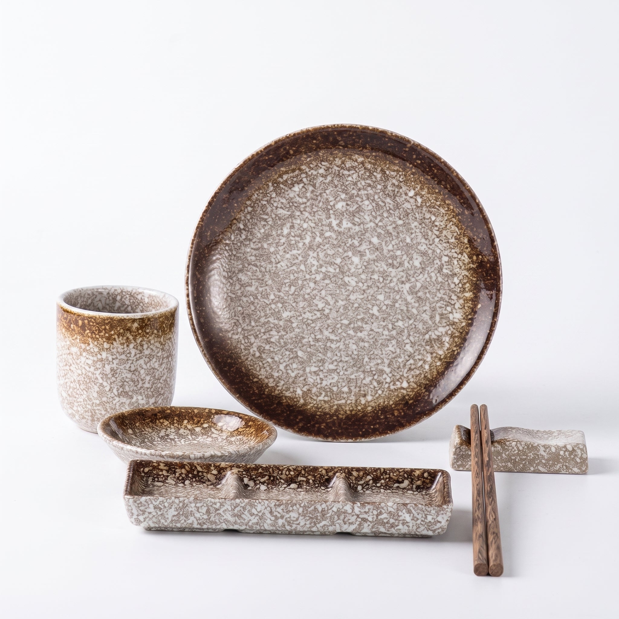 Service 5 pièces céramique mouchetée brune : assiette, tasse, coupelles, baguettes