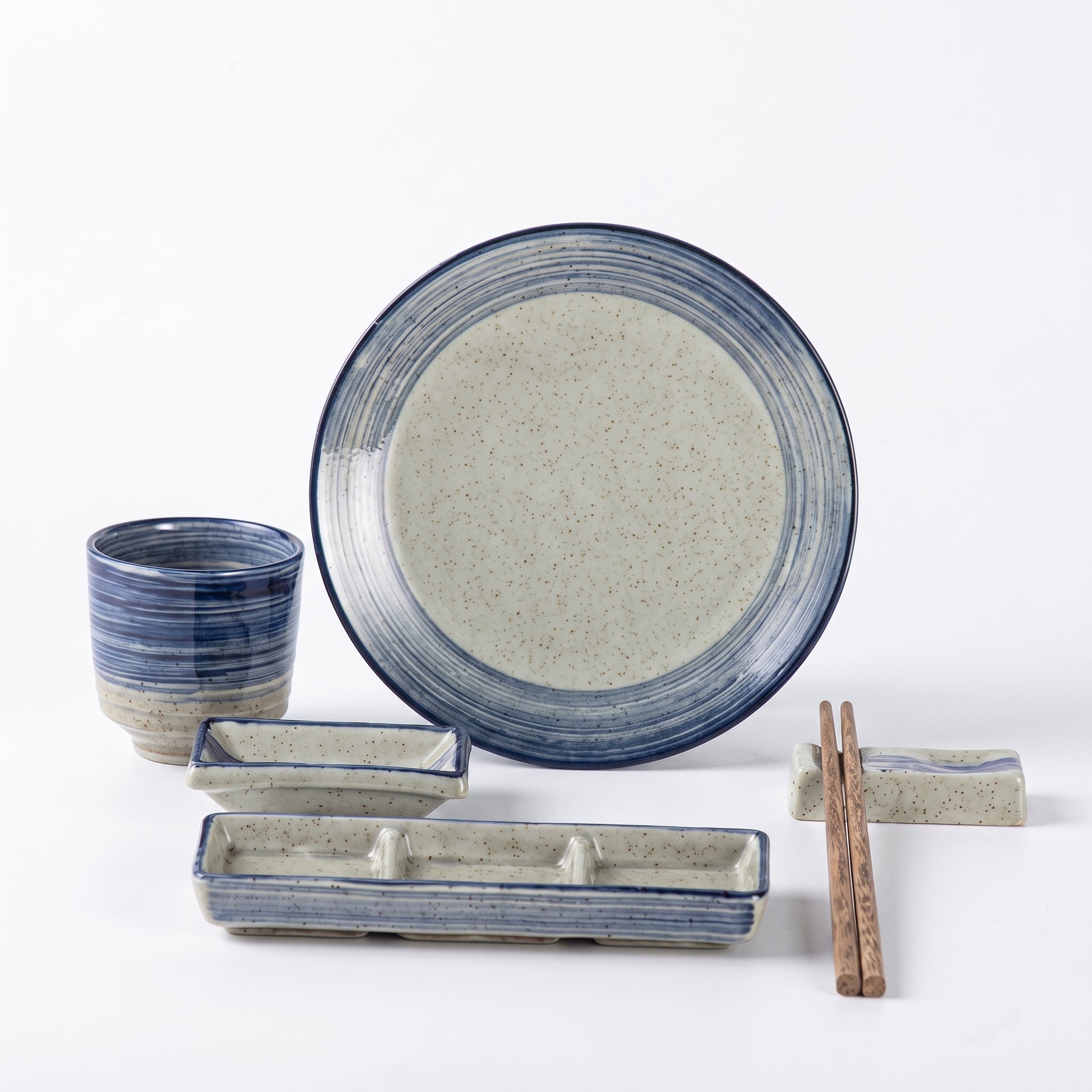 Service 5 pièces céramique motif pinceau bleu : assiette, tasse et plateau