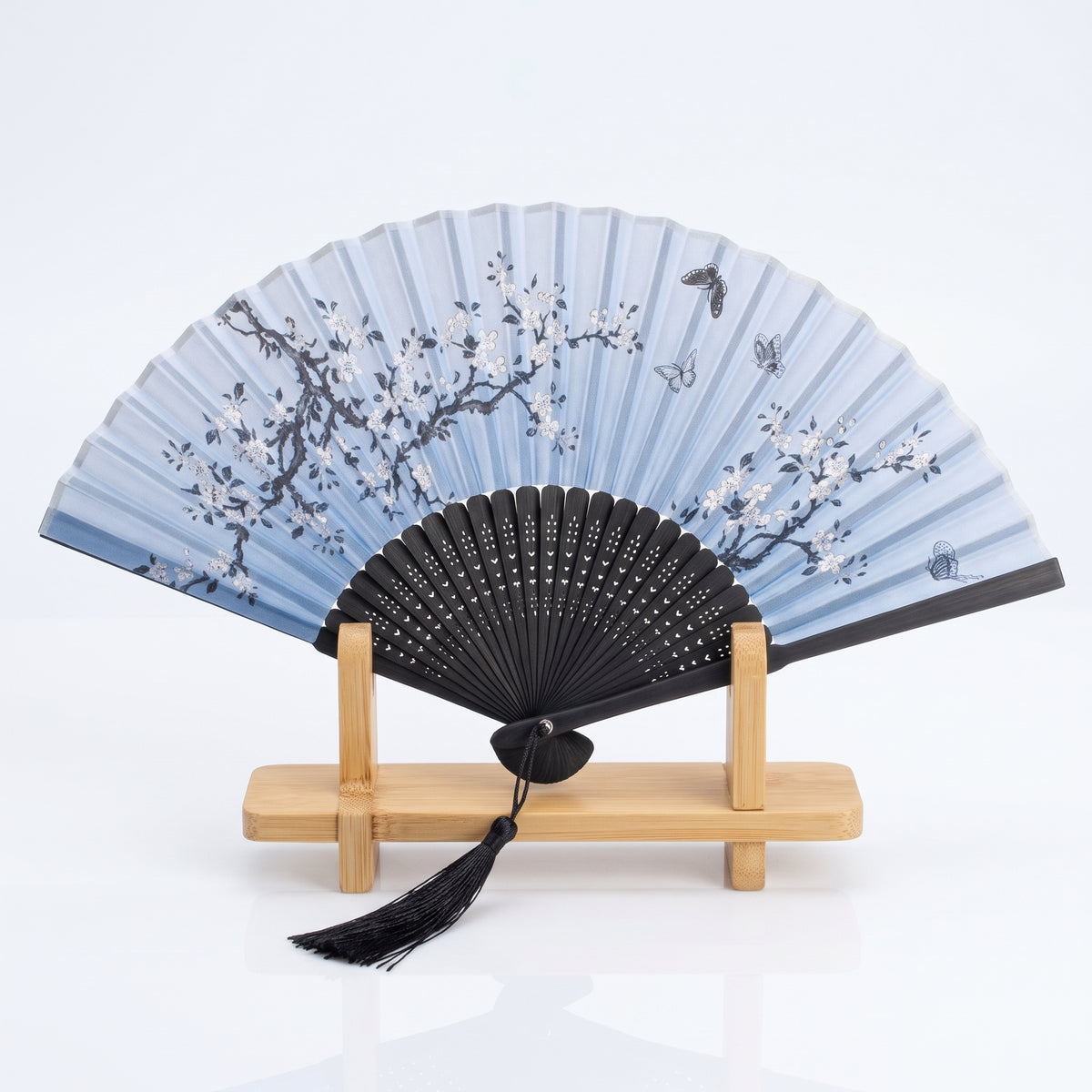 Éventail japonais Nature bleu ouvert sur le support en bambou, vu de face, éventail vendu séparément