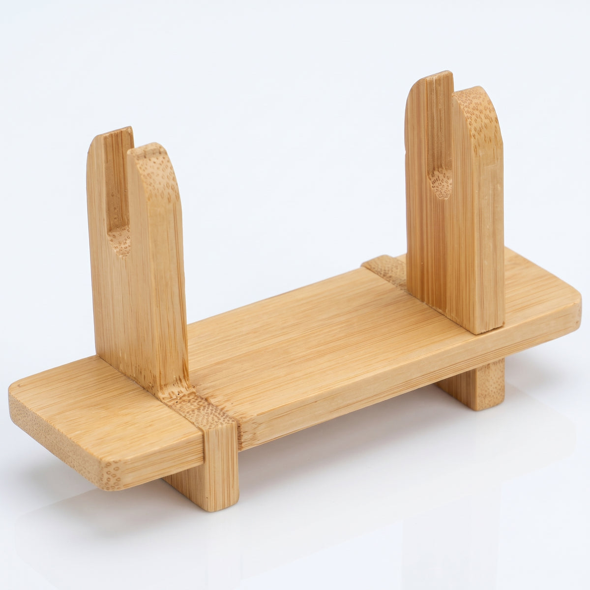 Support pour éventail japonais en bambou naturel, deux montants à encoche sur une planche, vu de trois quarts