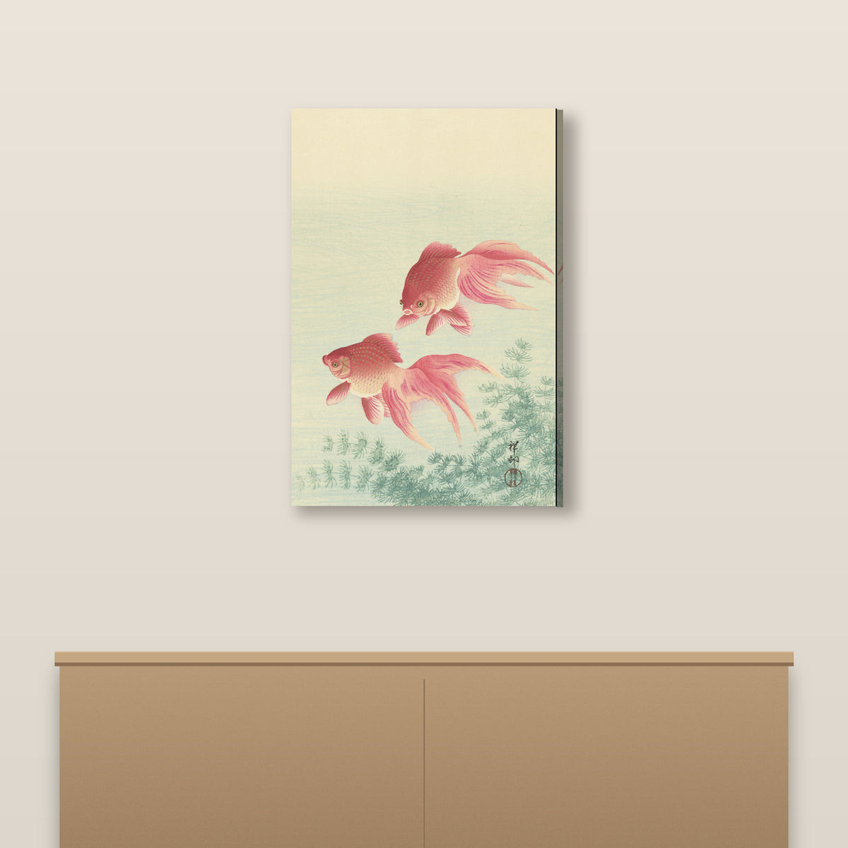 Les deux poissons rouges d'Ohara Koson en toile sur châssis, accrochés au-dessus d'une console en bois