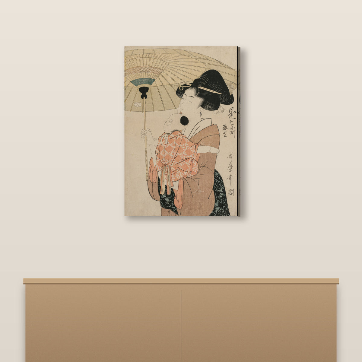 La femme à l'ombrelle d'Utamaro en toile sur châssis, accrochée au-dessus d'une console en bois clair