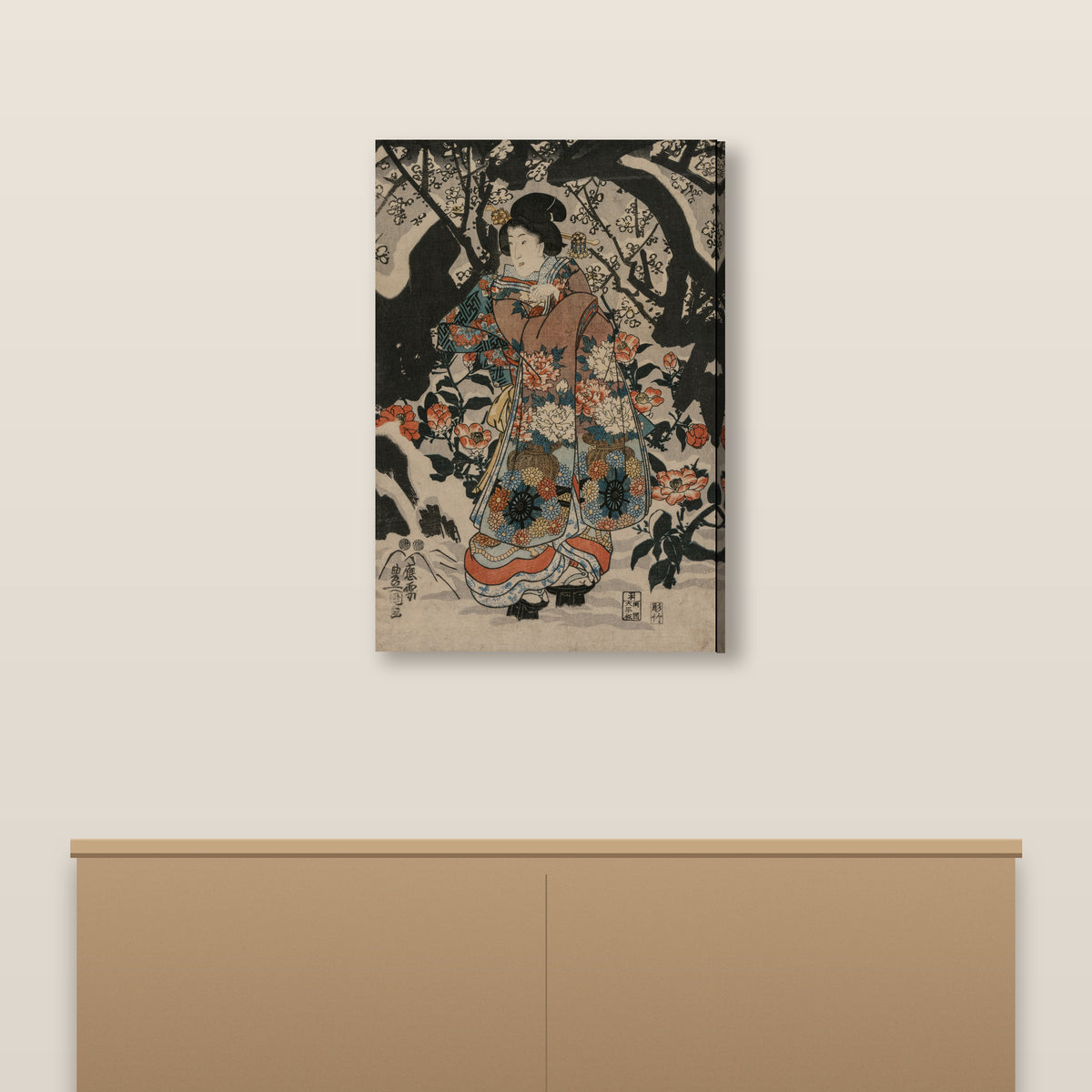 La femme au prunier d'Utagawa Kunisada en toile sur châssis, accrochée au-dessus d'une console en bois