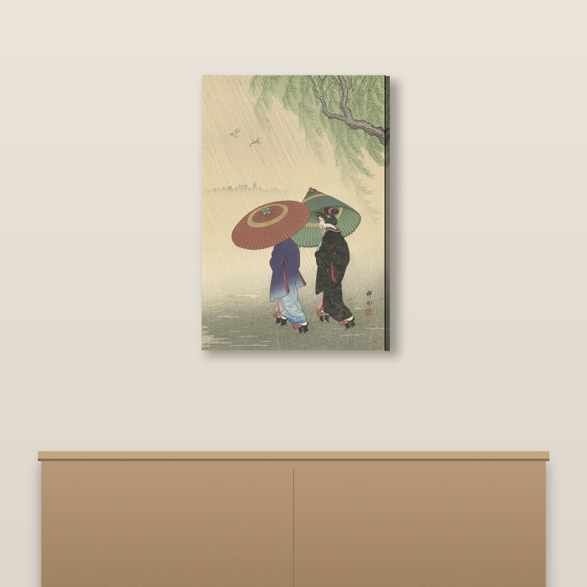 Sous la pluie d'Ohara Koson en toile sur châssis, accrochée au-dessus d'une console en bois clair