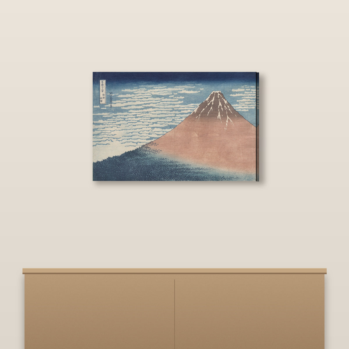 Le Fuji rouge d'Hokusai en toile sur châssis, accroché au-dessus d'une console en bois clair