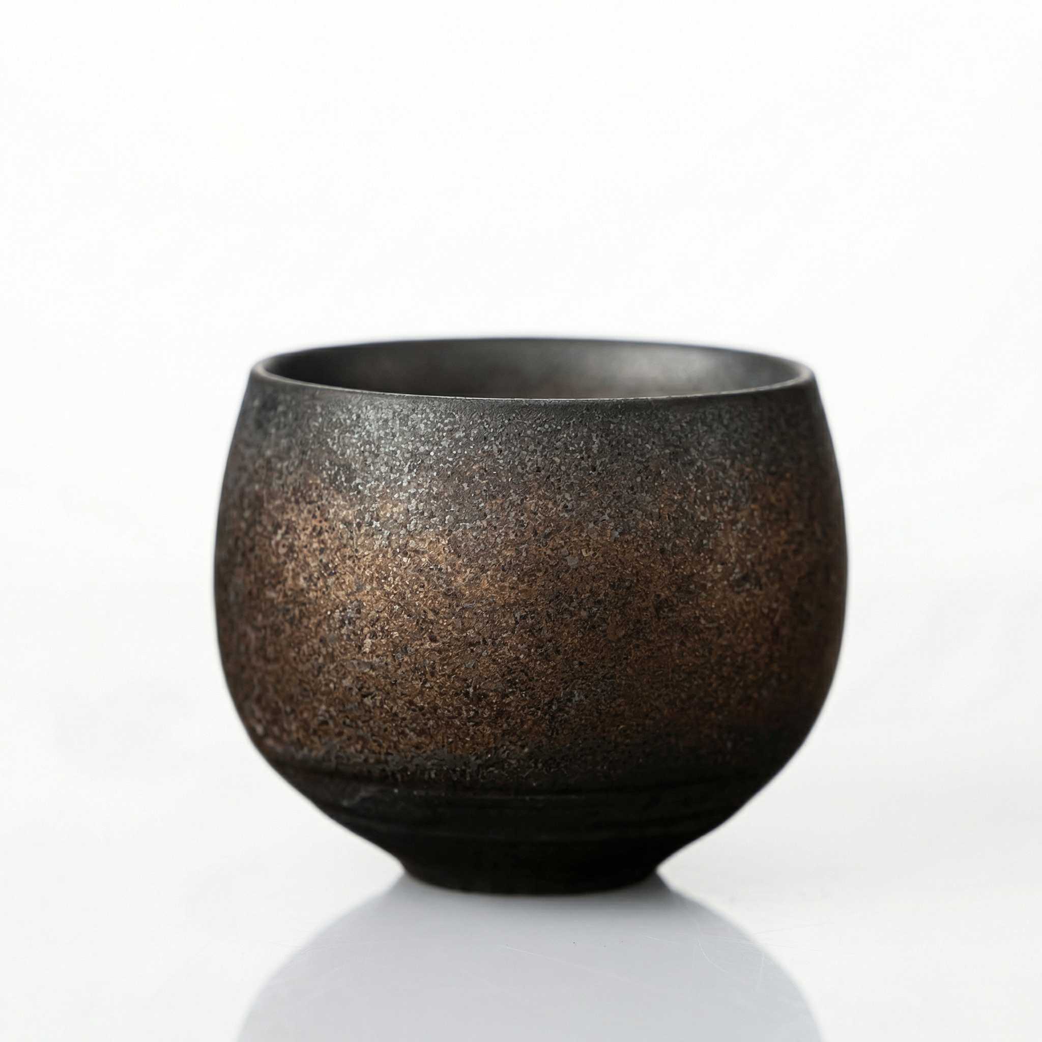 Tasse grès japonais noir tenmoku reflets bronze