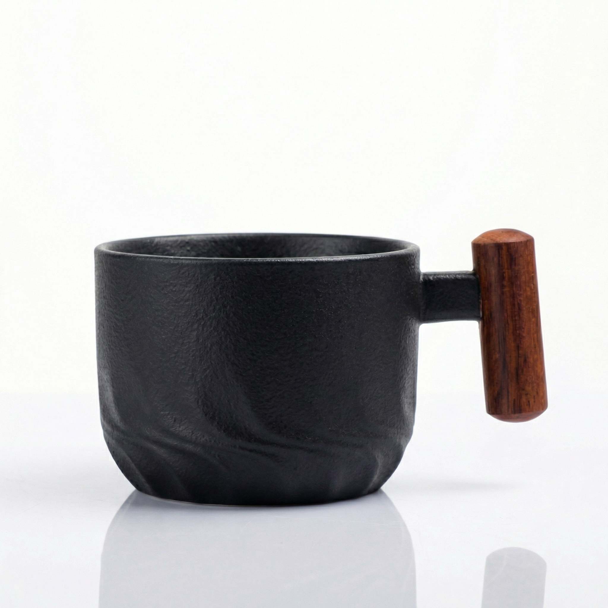 Tasse japonaise céramique texturée noir mat avec anse en bois fond blanc