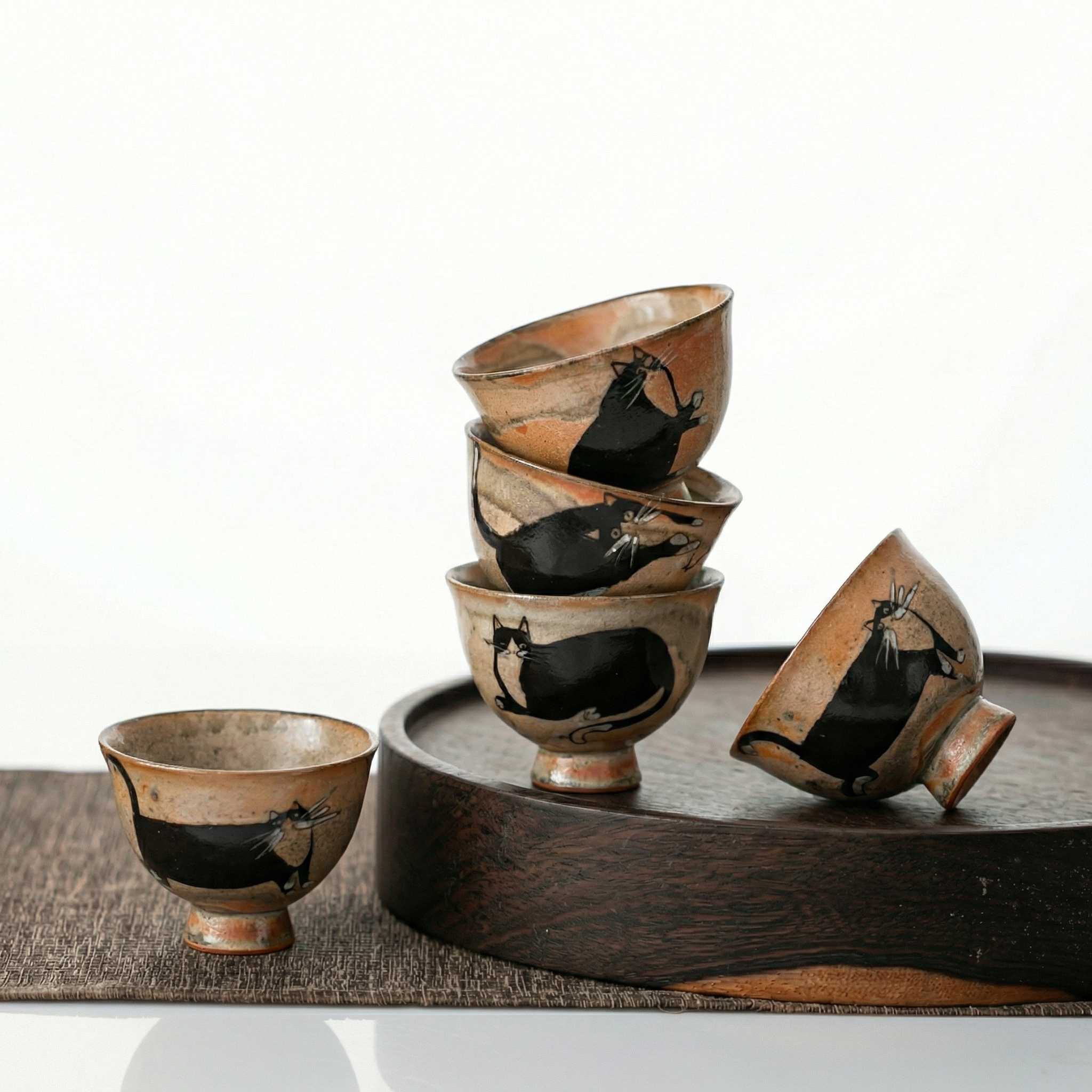 Collection tasses thé japonaises céramique chat noir six motifs sur plateau bois