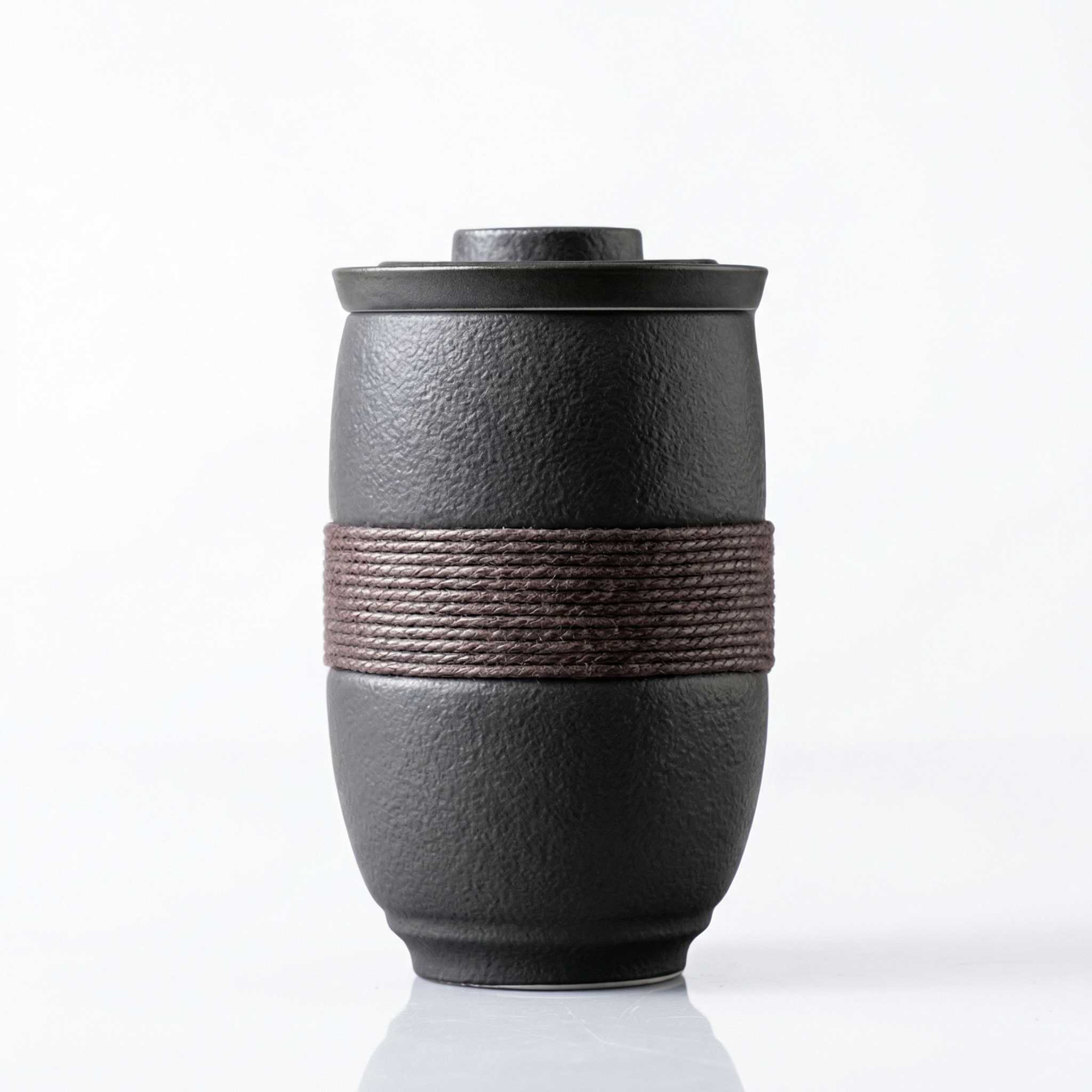 Tasse à thé céramique japonaise noire avec filtre intégré, couvercle et corde tressée