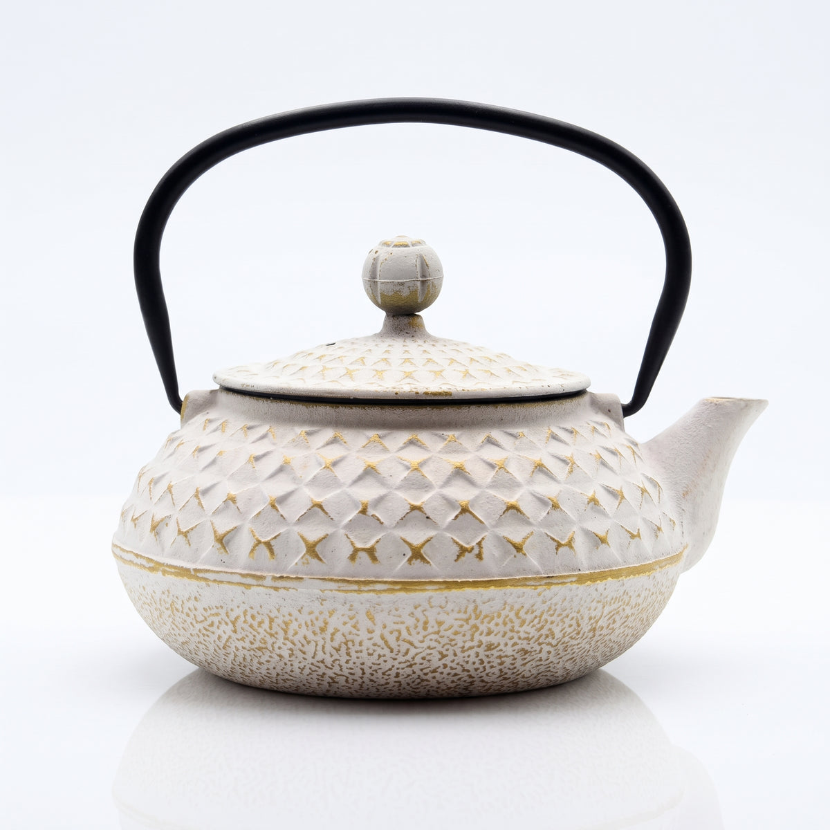 Théière japonaise en fonte blanche à losanges en relief rehaussés d'or, filet doré et anse noire