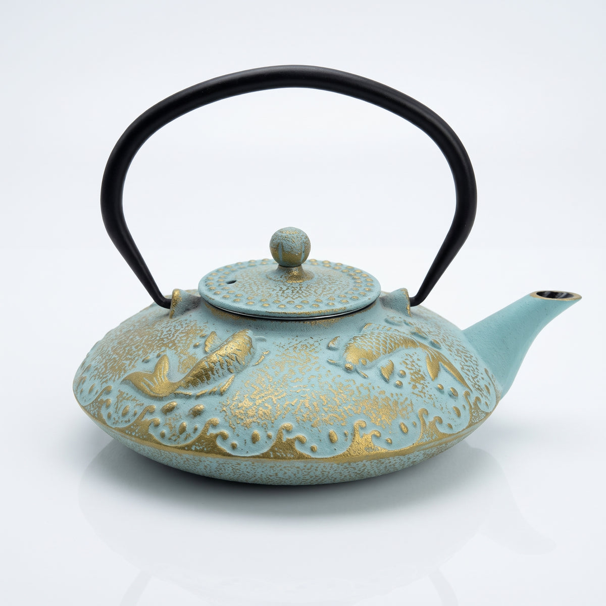 Théière japonaise en fonte bleu clair, carpes koï dorées dans les vagues en relief, forme plate