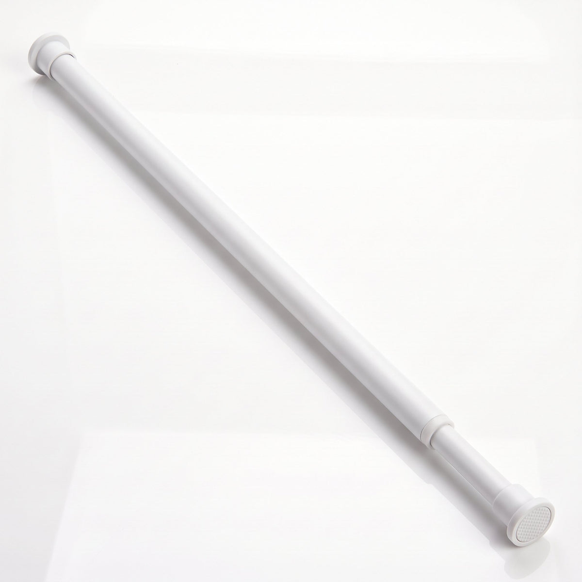 Tringle extensible blanche pour noren posée entière sur fond blanc, embouts ronds à patin antidérapant