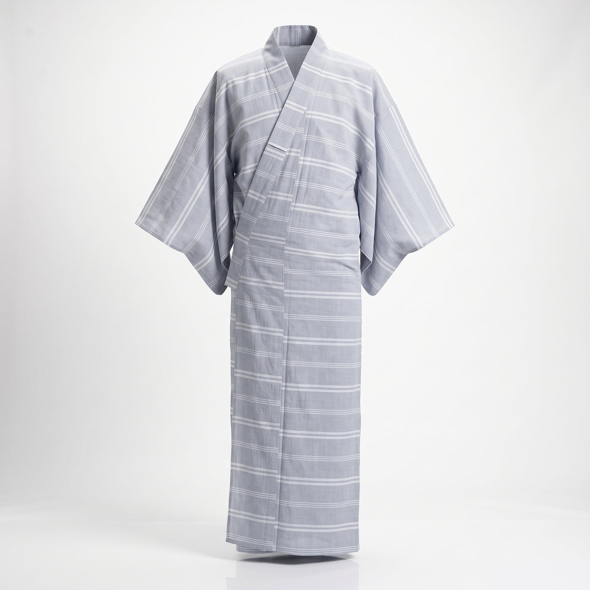 Yukata japonais homme bleu clair à rayures blanches, présenté de face sur fond clair