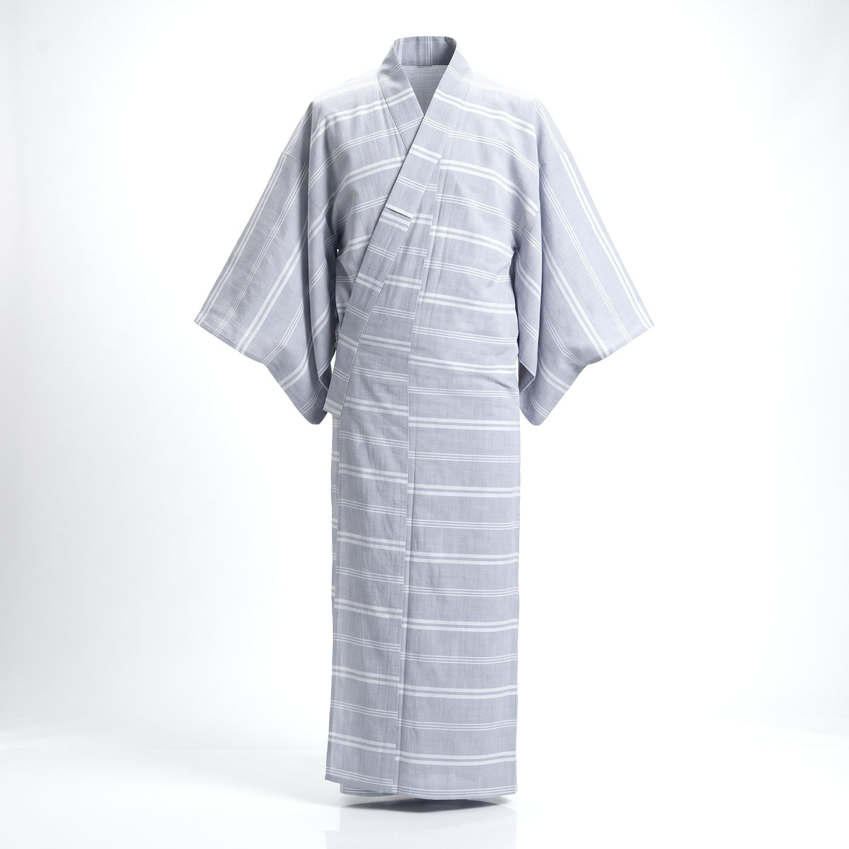 Yukata japonais homme bleu clair à rayures blanches, présenté de face sur fond clair