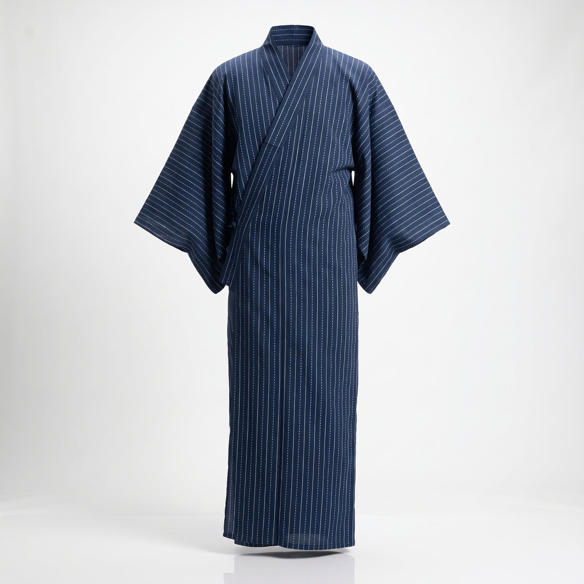 Yukata japonais homme bleu marine à fines rayures blanches, présenté de face sur fond clair